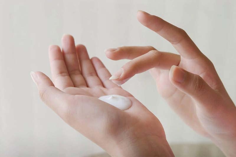 Đừng qu&ecirc;n mang theo kem chống nắng khi đi bơi nh&eacute;!