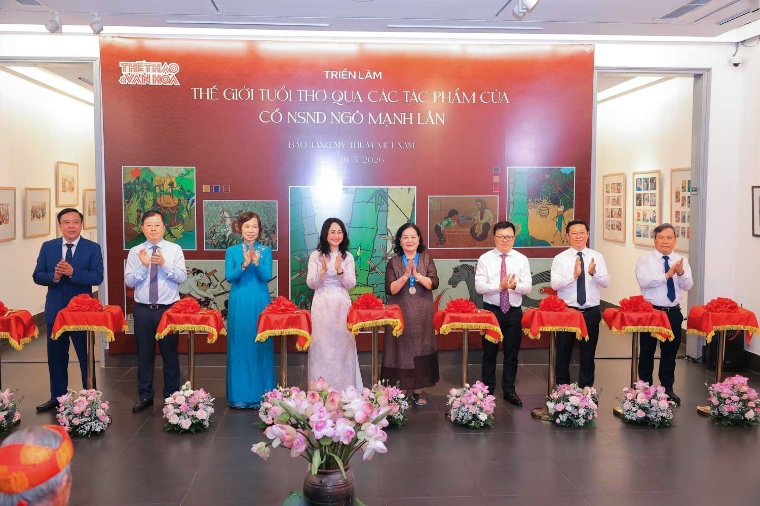 C&aacute;c đại biểu thực hiện nghi lễ cắt băng khai mạc triển l&atilde;m &ldquo;Thế giới tuổi thơ qua c&aacute;c t&aacute;c phẩm của cố NSND Ng&ocirc; Mạnh L&acirc;n&rdquo;. Ảnh: Ho&agrave;ng Hiếu - TTXVN