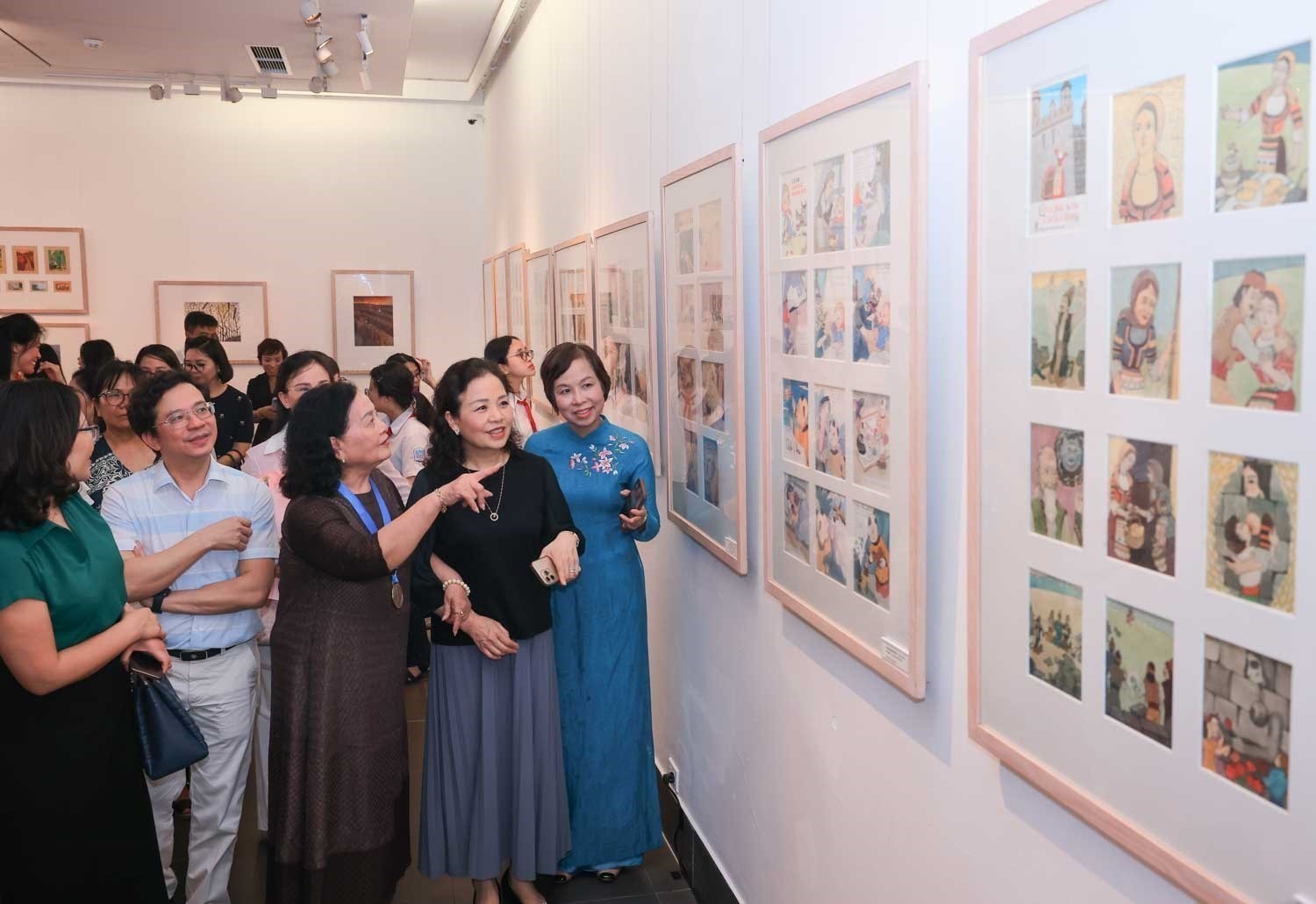 C&aacute;c đại biểu tham quan triển l&atilde;m &ldquo;Thế giới tuổi thơ qua c&aacute;c t&aacute;c phẩm của cố NSND Ng&ocirc; Mạnh L&acirc;n&rdquo;. Ảnh: Ho&agrave;ng Hiếu - TTXVN.