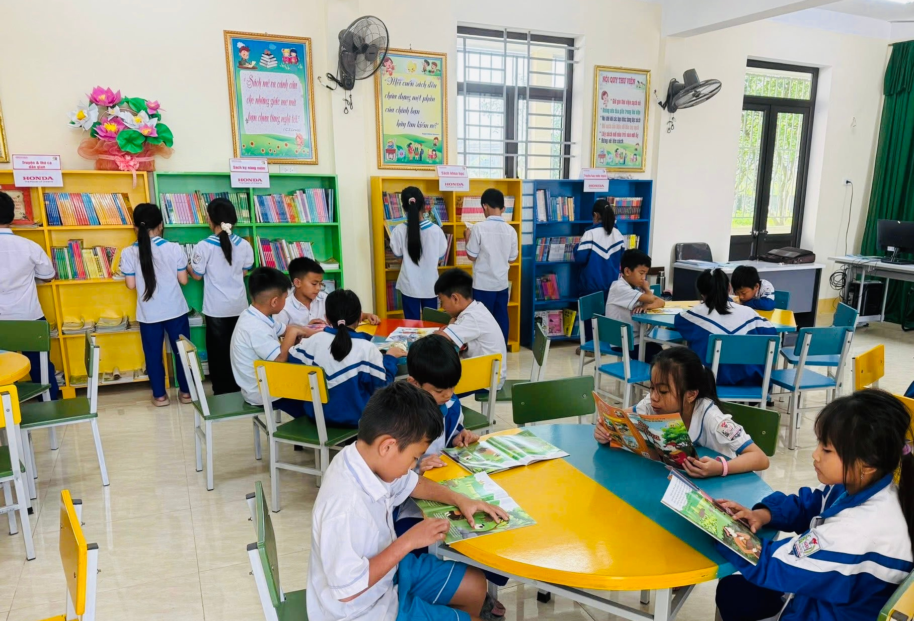 trong những năm qua, bằng tinh thần vượt kh&oacute; v&agrave; &yacute; ch&iacute; vươn l&ecirc;n, c&aacute;c bạn nhỏ nơi đ&acirc;y vẫn lu&ocirc;n chăm ngoan, nỗ lực học tập v&agrave; t&iacute;ch cực tham gia c&aacute;c hoạt động của Đội, đặc biệt l&agrave; phong tr&agrave;o &ldquo;Đọc v&agrave; l&agrave;m theo b&aacute;o Đội&rdquo;.