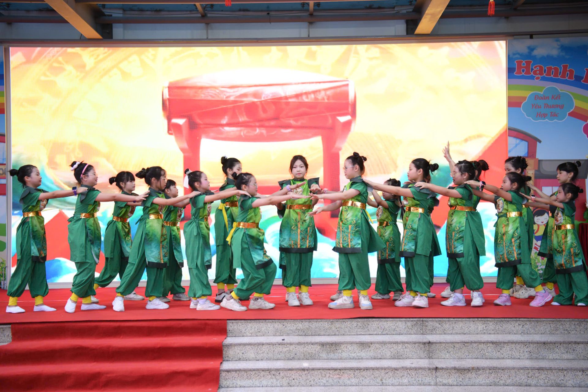 Ti&ecirc;́t mục văn ngh&ecirc;̣ chào mừng của các bạn học sinh trường Ti&ecirc;̉u học Kim Đ&ocirc;̀ng.