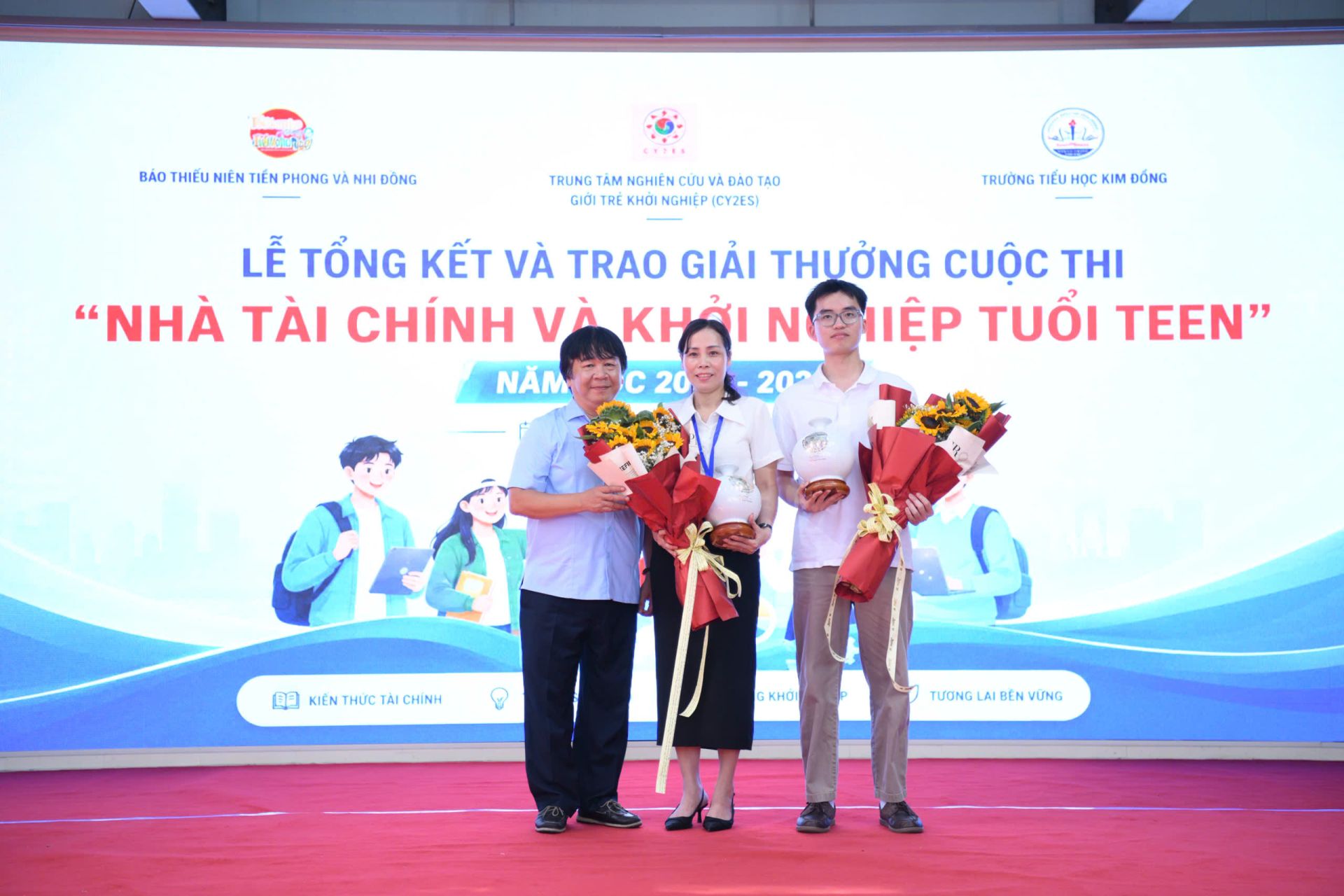 Nhà báo Phan Vi&ecirc;̣t Hùng gửi lời cảm ơn đ&ecirc;́n c&ocirc; Định Thị Thảo - Hi&ecirc;̣u trưởng trường Ti&ecirc;̉u học Kim Đ&ocirc;̀ng và &ocirc;ng 