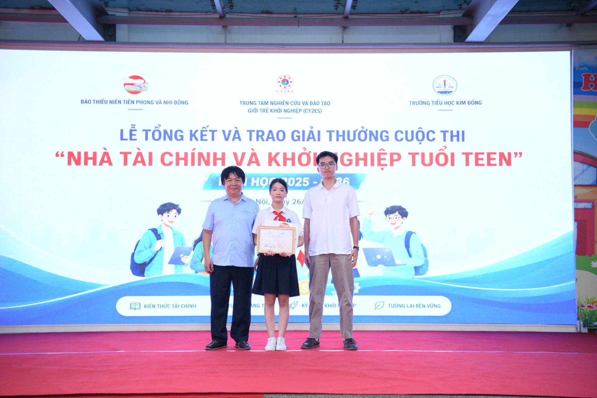 Nhà báo Phan Vi&ecirc;̣t Hùng và &ocirc;ng Nguy&ecirc;̃n H&ocirc;̀ Nam Anh trao giải Nh&acirc;́t cho bạn Nguy&ecirc;̃n Vy Anh.