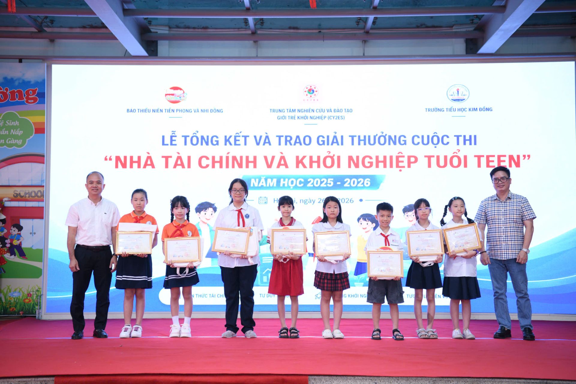 Ban T&ocirc;̉ chức trao các giải Nhì, Ba và Khuy&ecirc;́n khích cho các bạn học sinh.