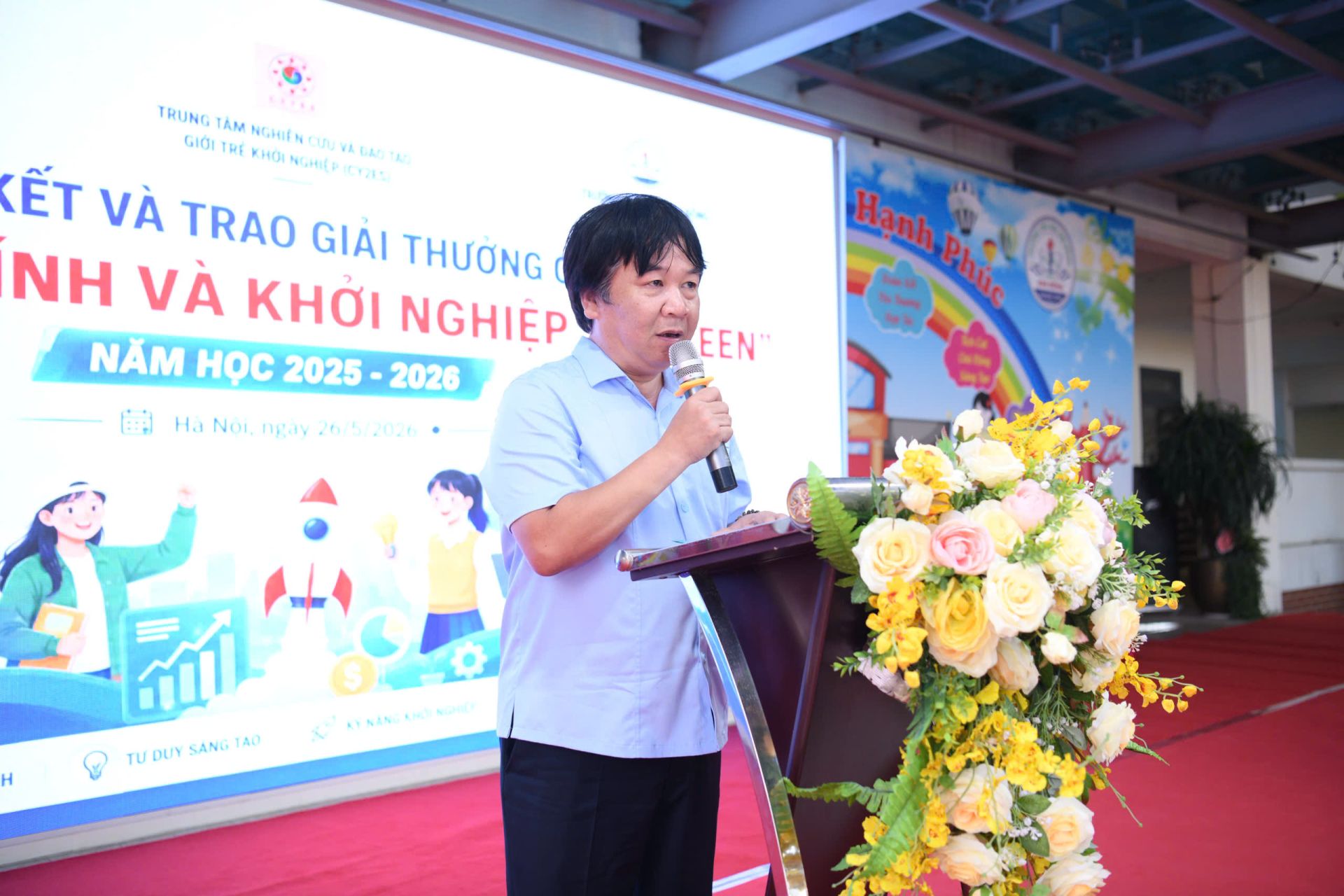 Nhà báo Phan Vi&ecirc;̣t Hùng phát bi&ecirc;̉u t&ocirc;̉ng k&ecirc;́t cu&ocirc;̣c thi.