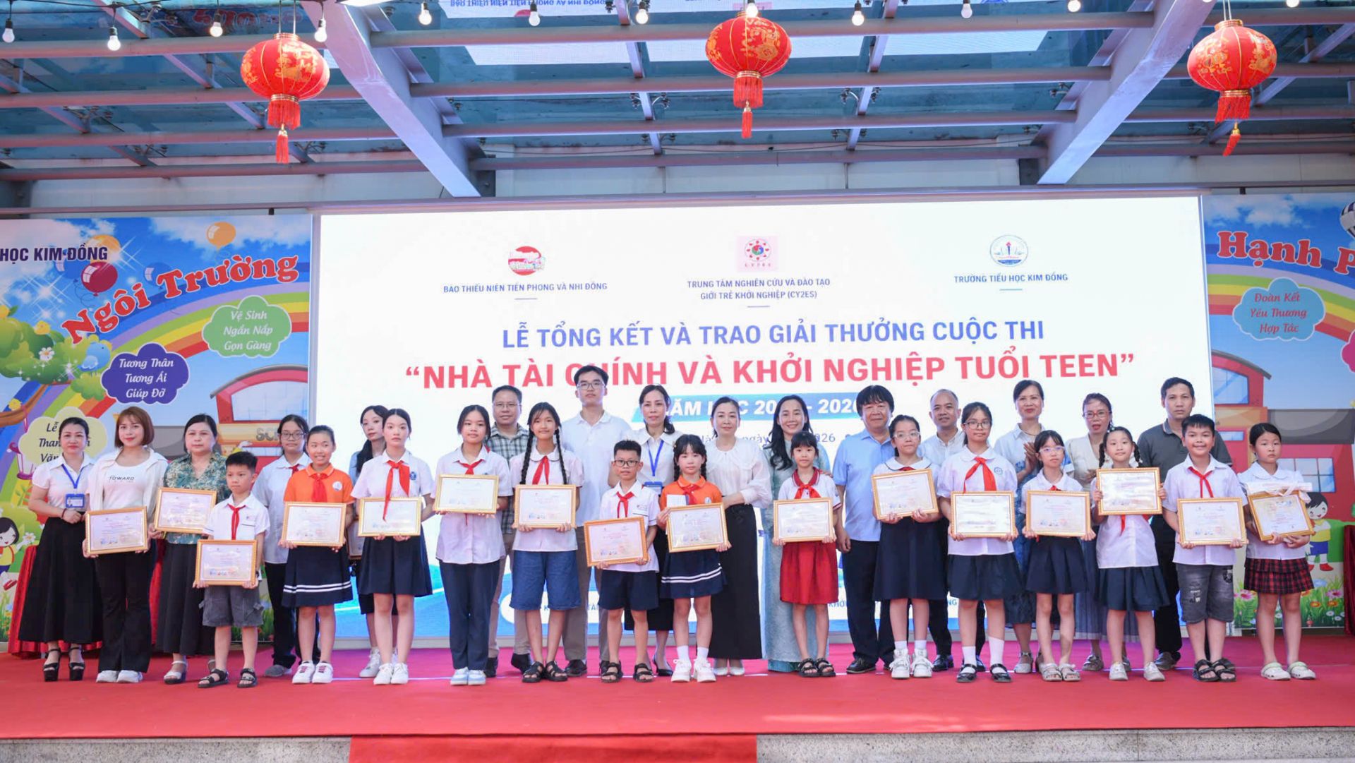 Các đại bi&ecirc;̉u chụp ảnh lưu ni&ecirc;̣m cùng các bạn học sinh đoạt giải.