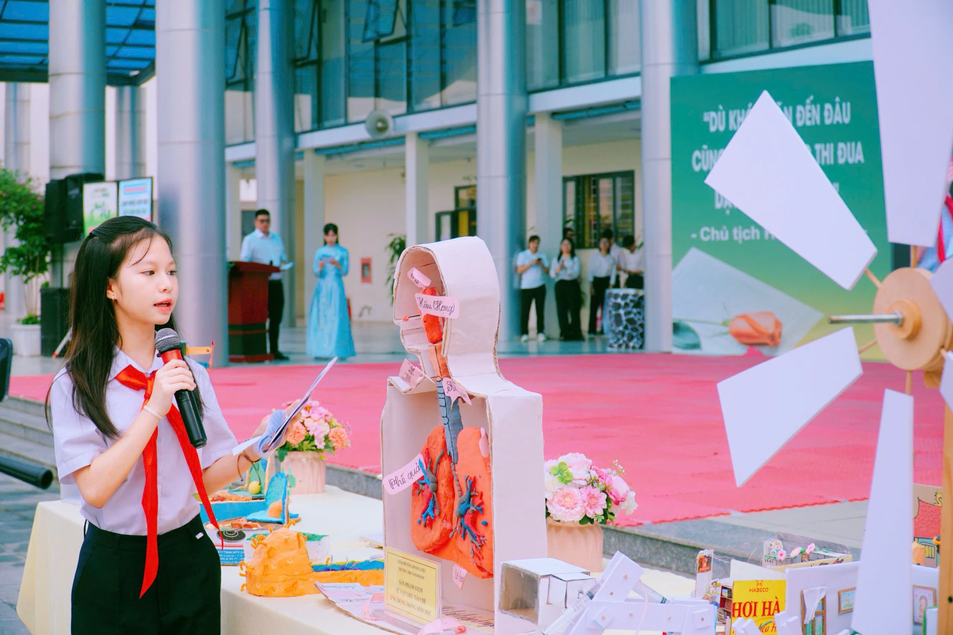Học sinh trường THCS Linh Đàm (TP. Hà N&ocirc;̣i) tham gia chương trình Tuy&ecirc;n truyền về quản l&yacute; chất thải nhựa v&agrave; giảm ph&aacute;t thải nhựa.