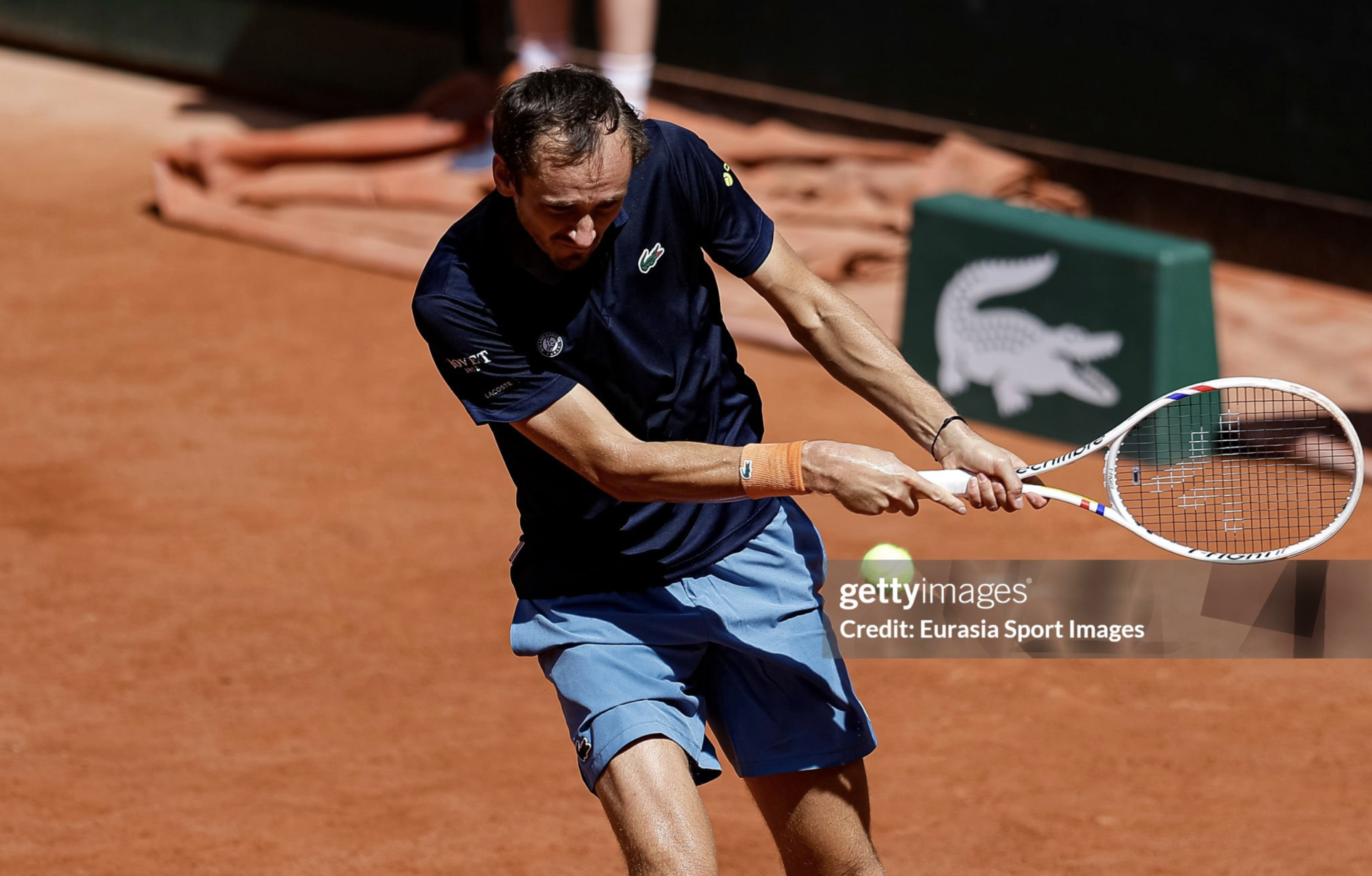 Medvedev trong trận gặp Walton ở v&ograve;ng một Roland Garros.