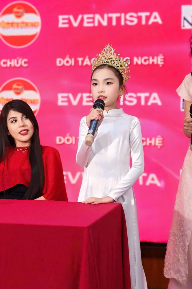 Hoa hậu nh&iacute; L&ecirc; Ngọc Minh Giang tham gia với vai tr&ograve; gi&aacute;m khảo kh&aacute;ch mời v&agrave; gửi lời ch&uacute;c tới c&aacute;c th&iacute; sinh, mong c&aacute;c bạn tự tin tỏa s&aacute;ng trong chương tr&igrave;nh.