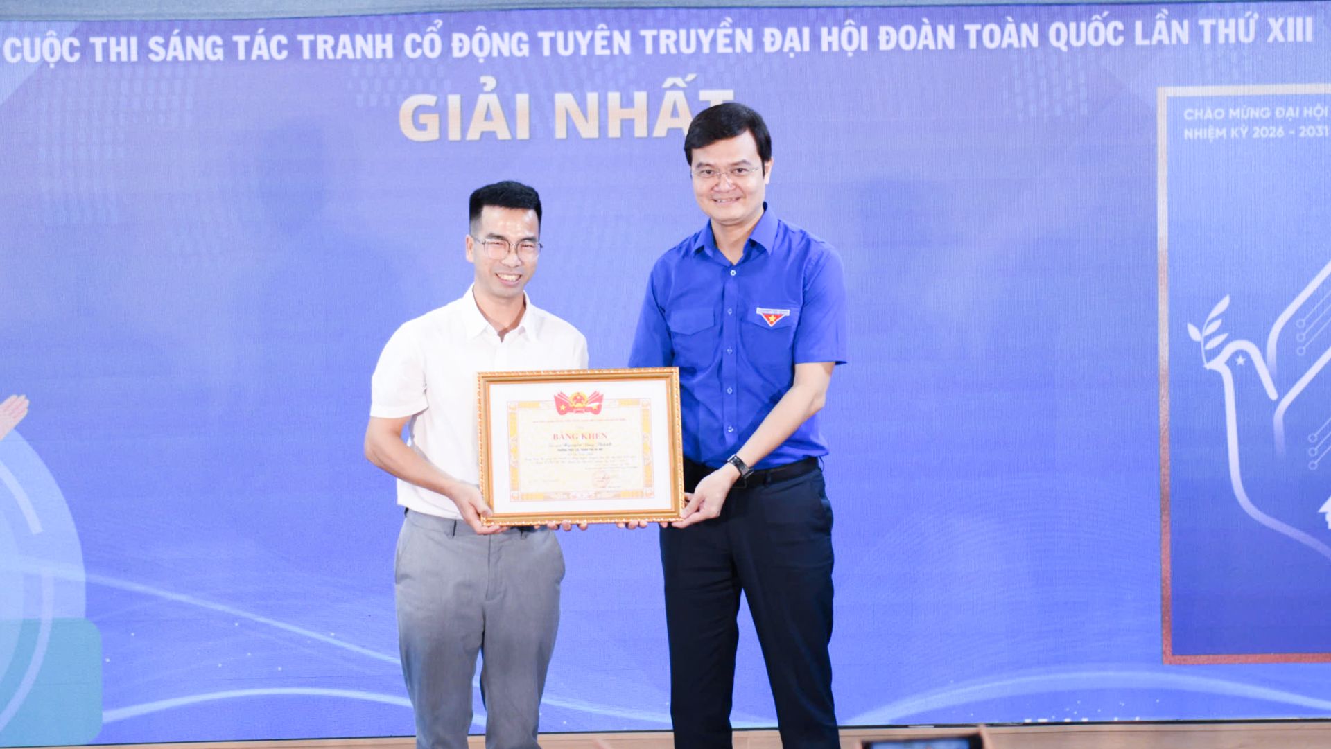 Bí thư thứ nh&acirc;́t T.Ư Đoàn Bùi Quang Huy trao giải Nh&acirc;́t của cu&ocirc;̣c thi.