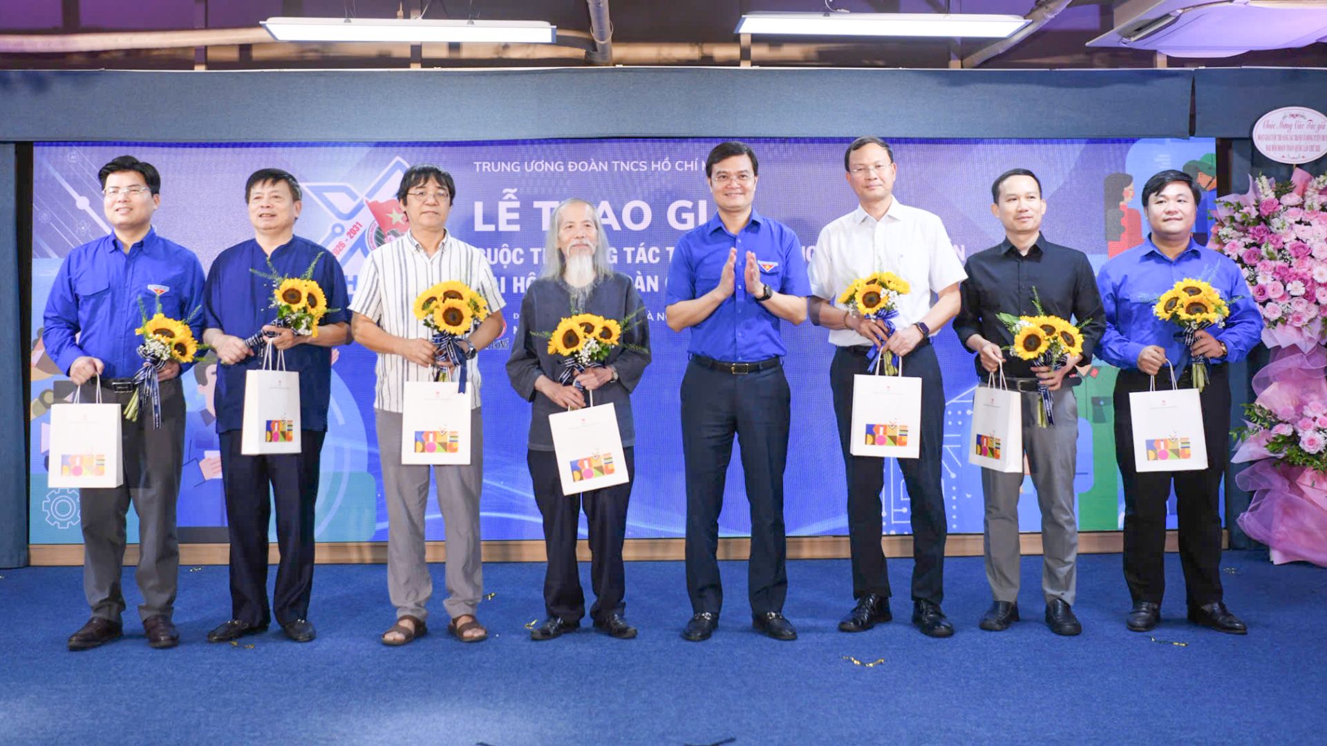 Anh Bùi Quang Huy cùng H&ocirc;̣i đ&ocirc;̀ng Giám khảo của cu&ocirc;̣c thi.