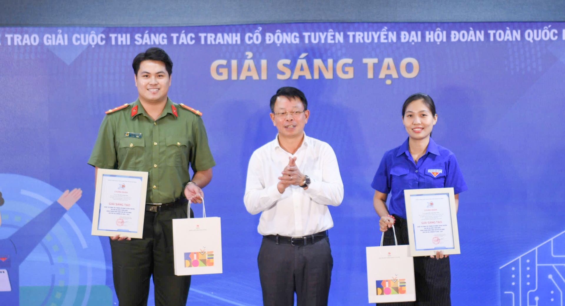 Ban T&ocirc;̉ chức trao giải T&acirc;̣p th&ecirc;̉ và các cá nh&acirc;n xu&acirc;́t sắc đoạt giải Nhì, Ba, Khuy&ecirc;́n khích và Sáng tạo.