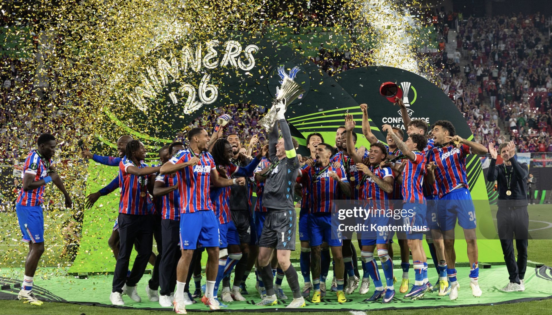 Cầu thủ Crystal Palace ăn mừng chức v&ocirc; địch Conference League.