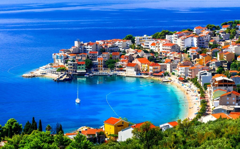 Croatia hấp dẫn du kh&aacute;ch bởi sự h&ograve;a quyện giữa thi&ecirc;n nhi&ecirc;n Địa Trung Hải v&agrave; chiều s&acirc;u văn h&oacute;a Balkan.