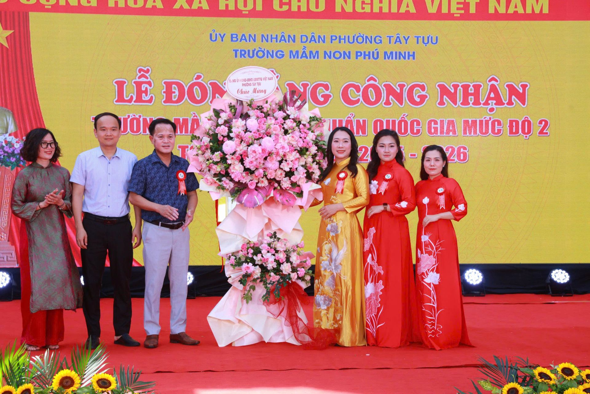 L&atilde;nh đạo, qu&yacute; vị đại biểu dự lễ tặng hoa ch&uacute;c mừng nh&agrave; trường.