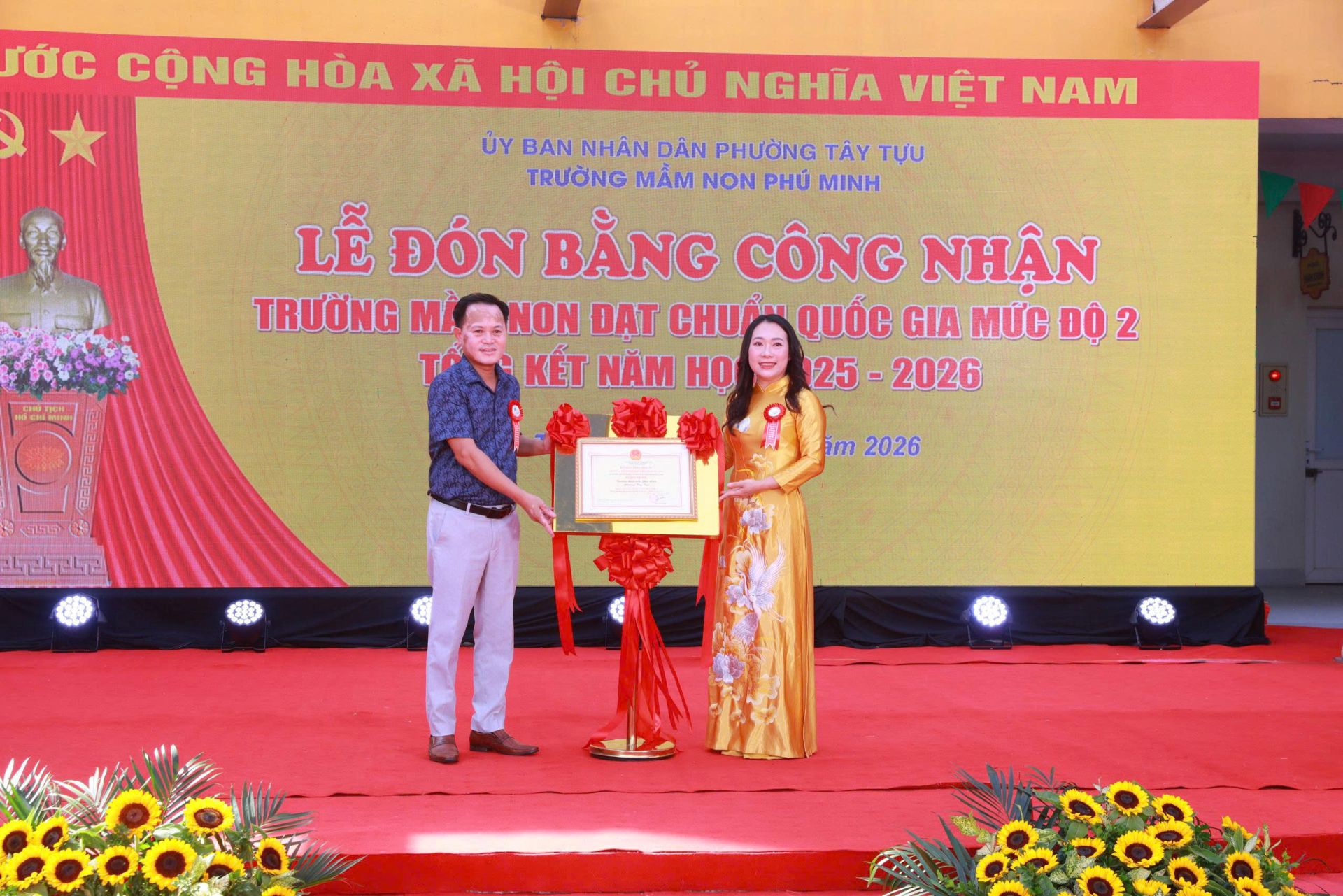 Nh&agrave; gi&aacute;o Nguyễn Thị Minh T&acirc;m thay mặt c&aacute;n bộ, gi&aacute;o vi&ecirc;n nh&agrave; trường nhận Bằng c&ocirc;ng nhận trường đạt chuẩn Quốc gia mức độ 2.