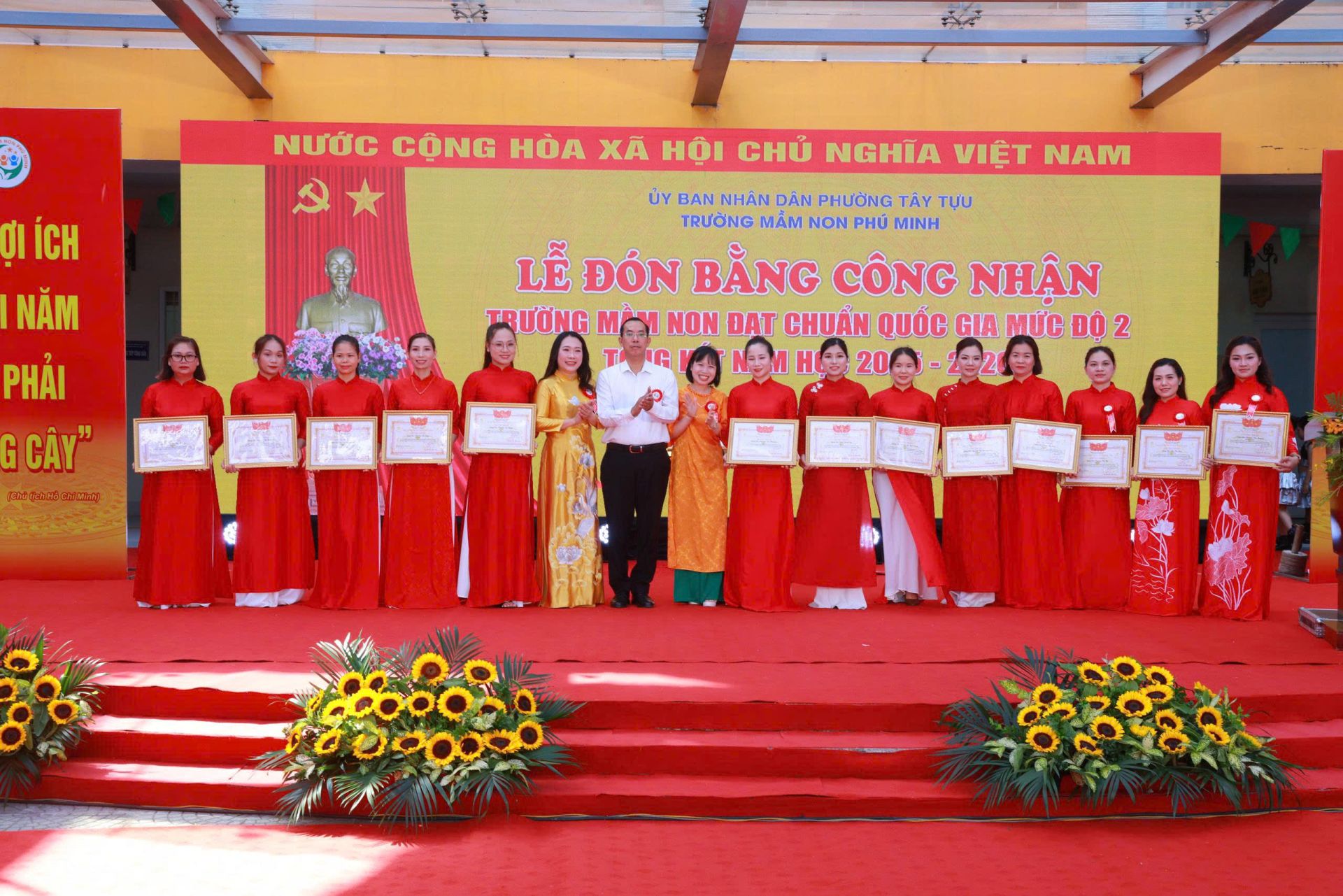 Nh&agrave; trường vinh danh c&aacute;c c&aacute;n bộ, gi&aacute;o vi&ecirc;n, nh&acirc;n vi&ecirc;n đạt th&agrave;nh t&iacute;ch nổi bật năm học 2025 - 2026.