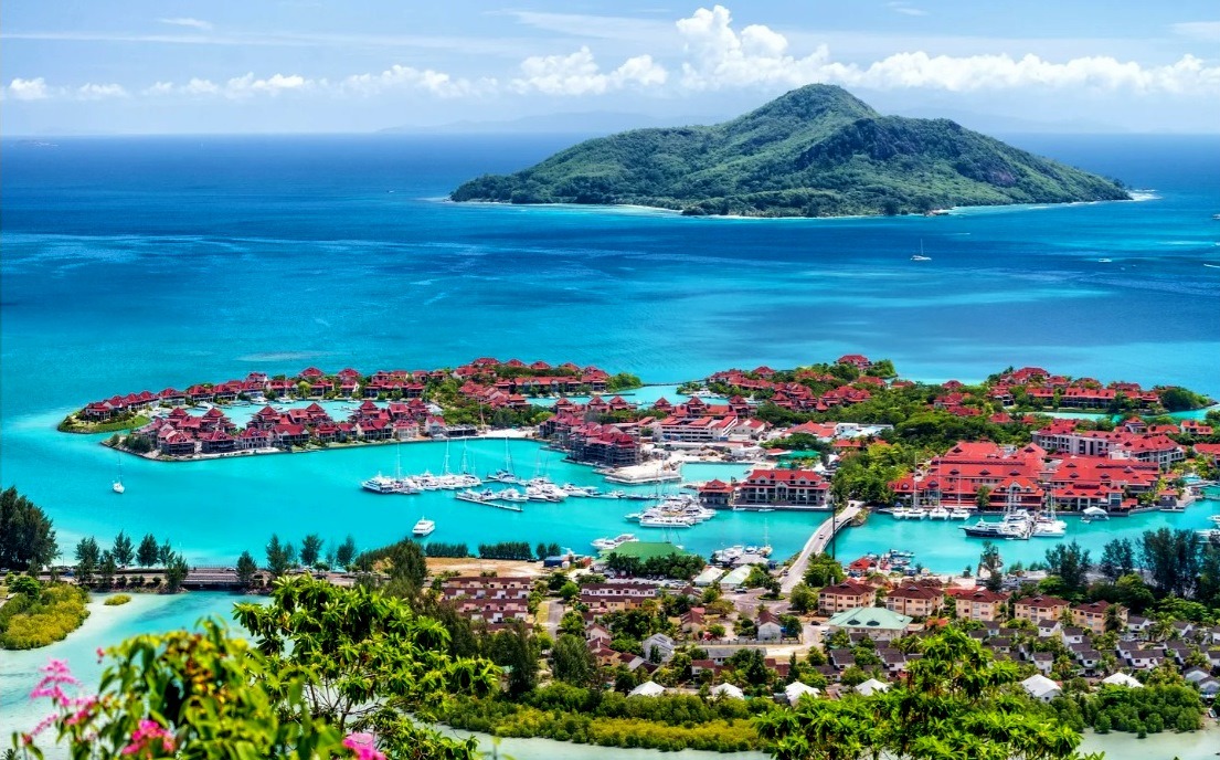 Seychelles l&agrave; một quốc đảo gồm 115 h&ograve;n đảo ở ph&iacute;a t&acirc;y Ấn Độ Dương, đứng số 1 thế giới về du lịch sinh th&aacute;i.