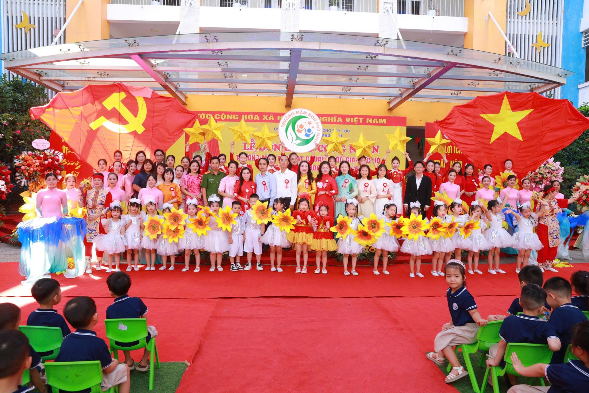 Tập thể sư phạm nh&agrave; trường, qu&yacute; vị đại biểu v&agrave; c&aacute;c bạn nhỏ chụp ảnh lưu niệm.