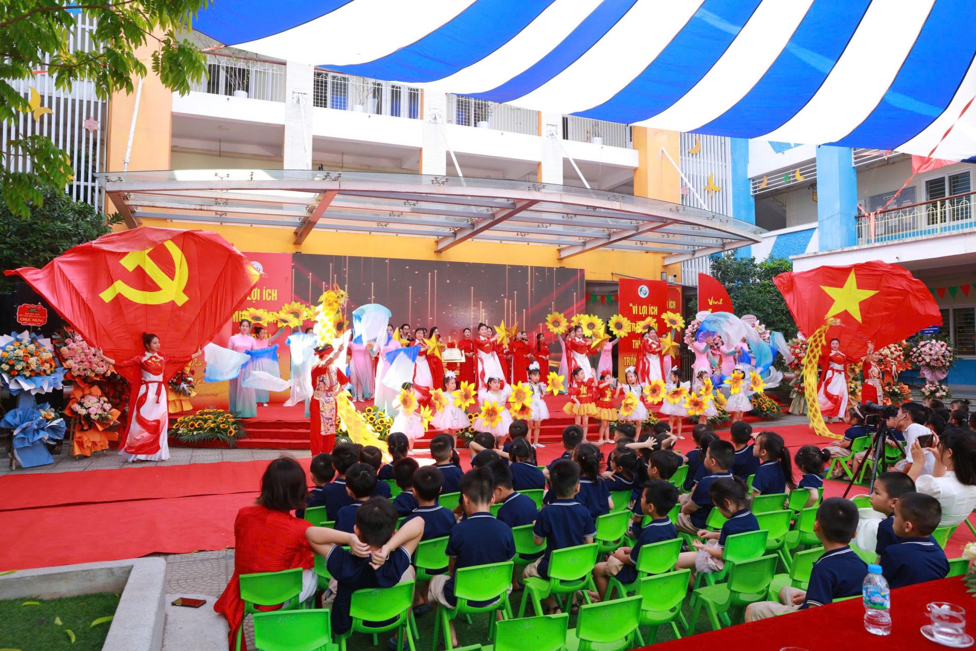 Tiết mục văn nghệ tại buổi lễ đến từ c&aacute;c c&ocirc; gi&aacute;o v&agrave; c&aacute;c &ldquo;nghệ sĩ nh&iacute;&rdquo;được d&agrave;n dựng c&ocirc;ng phu.