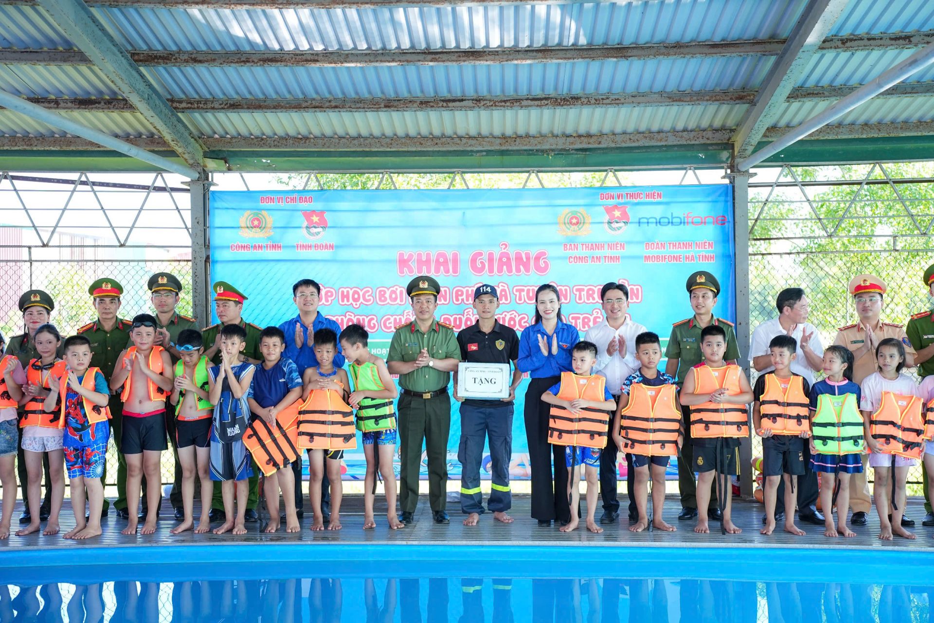 ban tổ chức đ&atilde; trao tặng nhiều c&ocirc;ng tr&igrave;nh, phần qu&agrave; v&agrave; nguồn lực hỗ trợ với tổng trị gi&aacute; hơn 300 triệu đồng 
