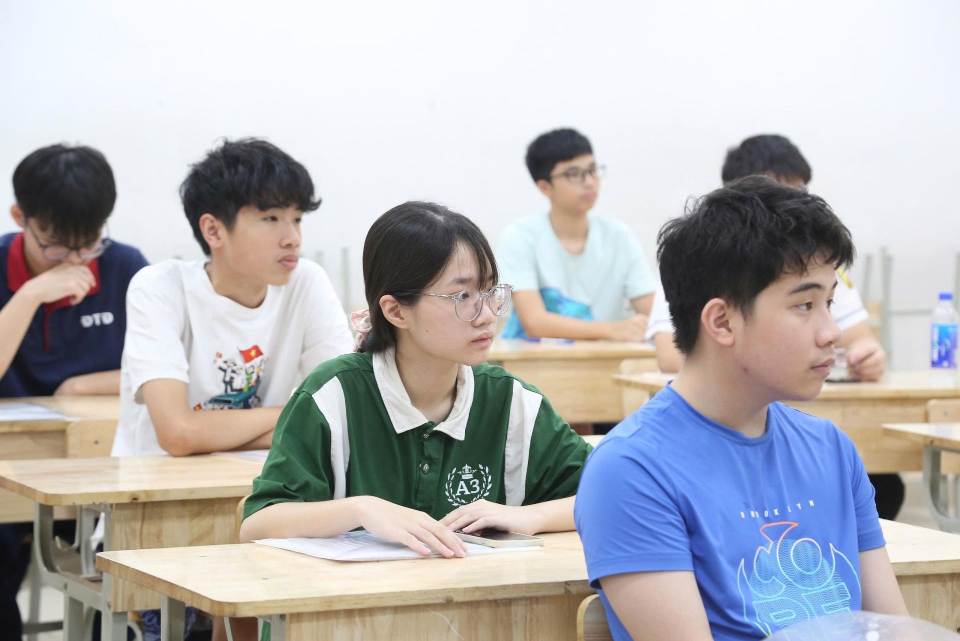 Thí sinh nghe ph&ocirc;̉ bi&ecirc;́n v&ecirc;̀ quy ch&ecirc;́ thi. Ảnh: Suckhoedoisong.