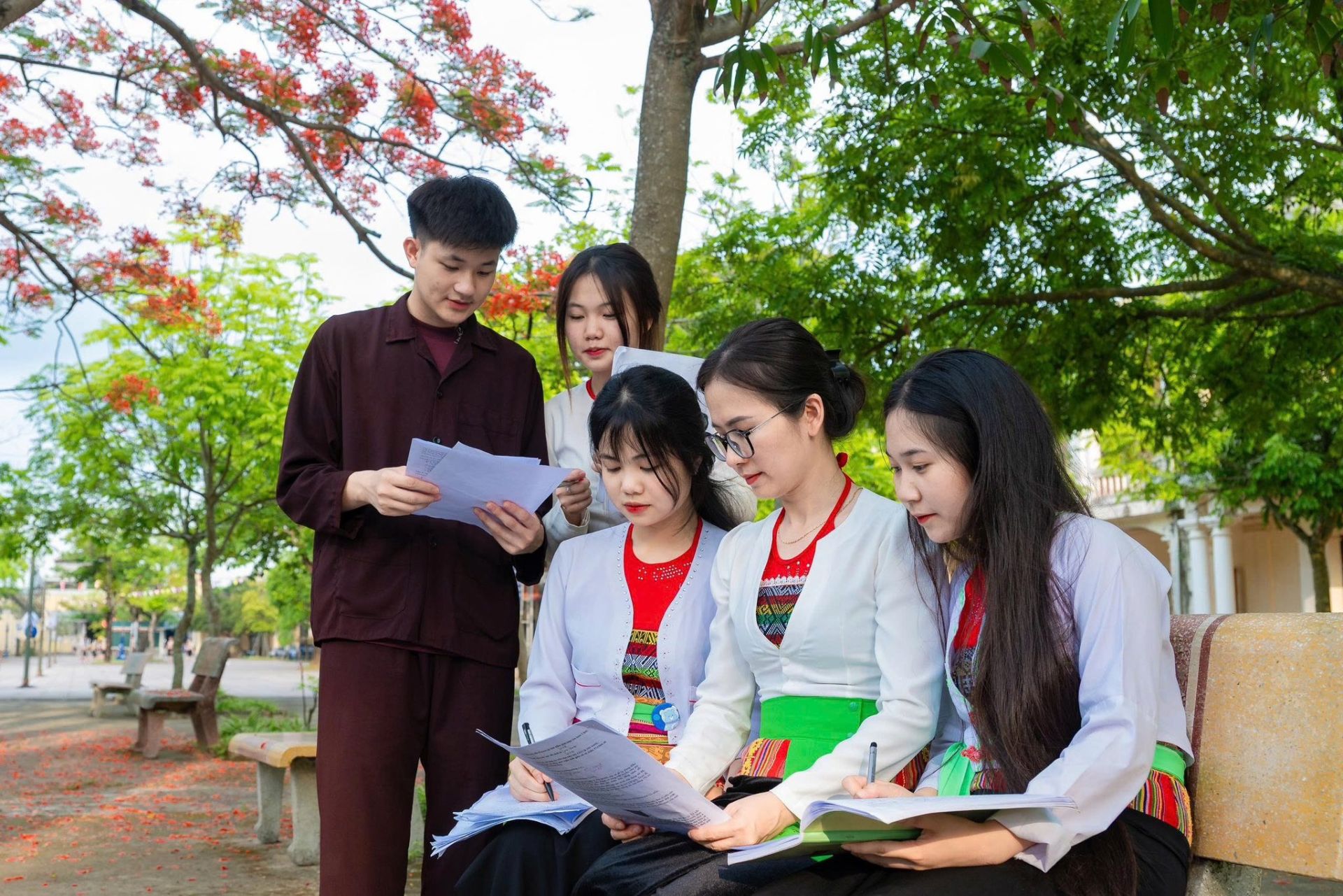 Học sinh n&ocirc;̣i trú, bán trú được hưởng nhi&ecirc;̀u chính sách h&ocirc;̃ trợ của Đảng và Nhà nước.