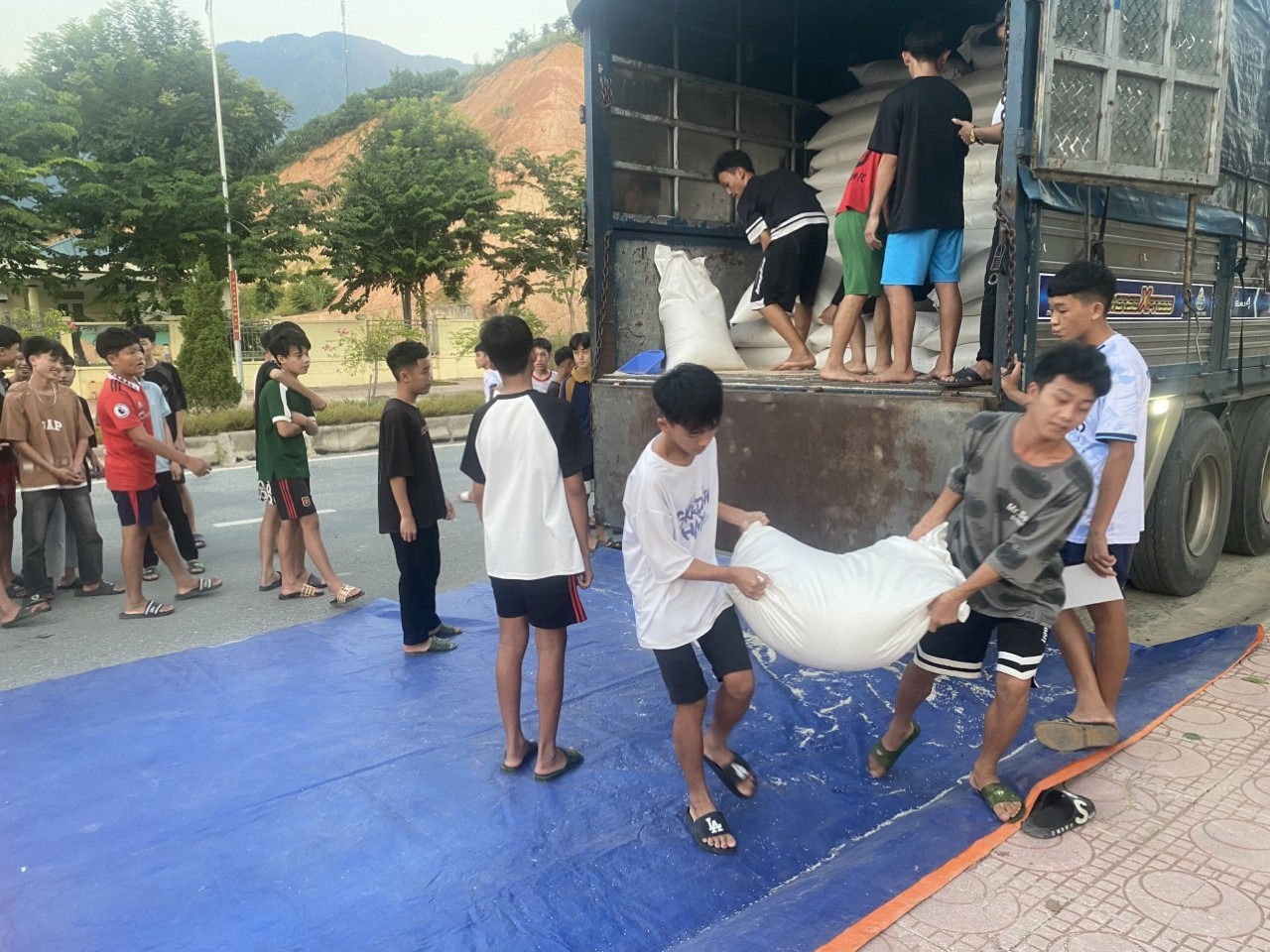 Đảng, Nhà nước đặc bi&ecirc;̣t quan t&acirc;m đ&ecirc;́n học t&acirc;̣p và cu&ocirc;̣c s&ocirc;́ng của học sinh n&ocirc;̣i trú, bán trú.