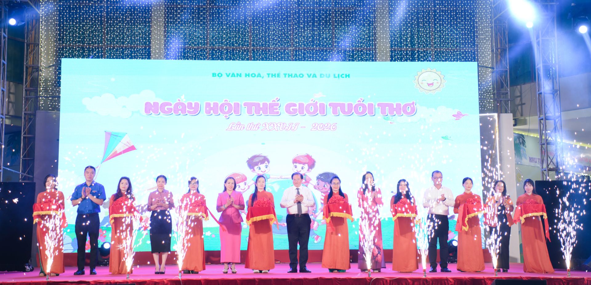 C&aacute;c đại biểu cắt băng khai mạc 