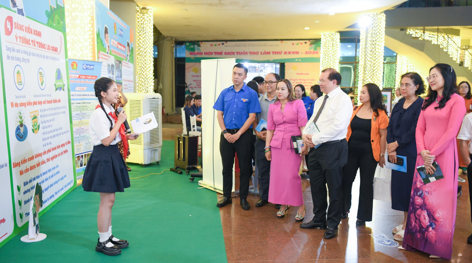 C&aacute;c đại biểu tham quan khu vực triển l&atilde;m 