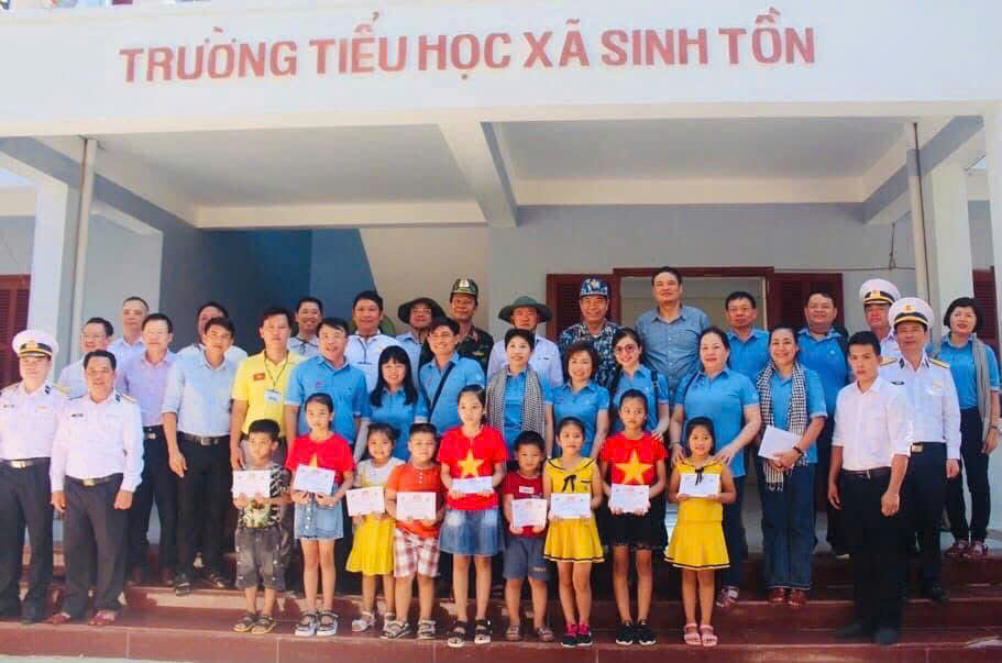 Ảnh 4: Nh&agrave; văn, nh&agrave; b&aacute;o Nguyễn Phan Khu&ecirc; c&ugrave;ng đo&agrave;n c&ocirc;ng t&aacute;c Quỹ Vừ A D&iacute;nh thăm v&agrave; tặng qu&agrave; học sinh Trường Tiểu học x&atilde; Sinh Tồn, huyện đảo Trường Sa, tỉnh Kh&aacute;nh H&ograve;a. Những h&igrave;nh ảnh nơi đảo xa đ&atilde; trở th&agrave;nh nguồn cảm hứng cho nhiều s&aacute;ng t&aacute;c về thiếu nhi v&agrave; biển đảo qu&ecirc; hương.