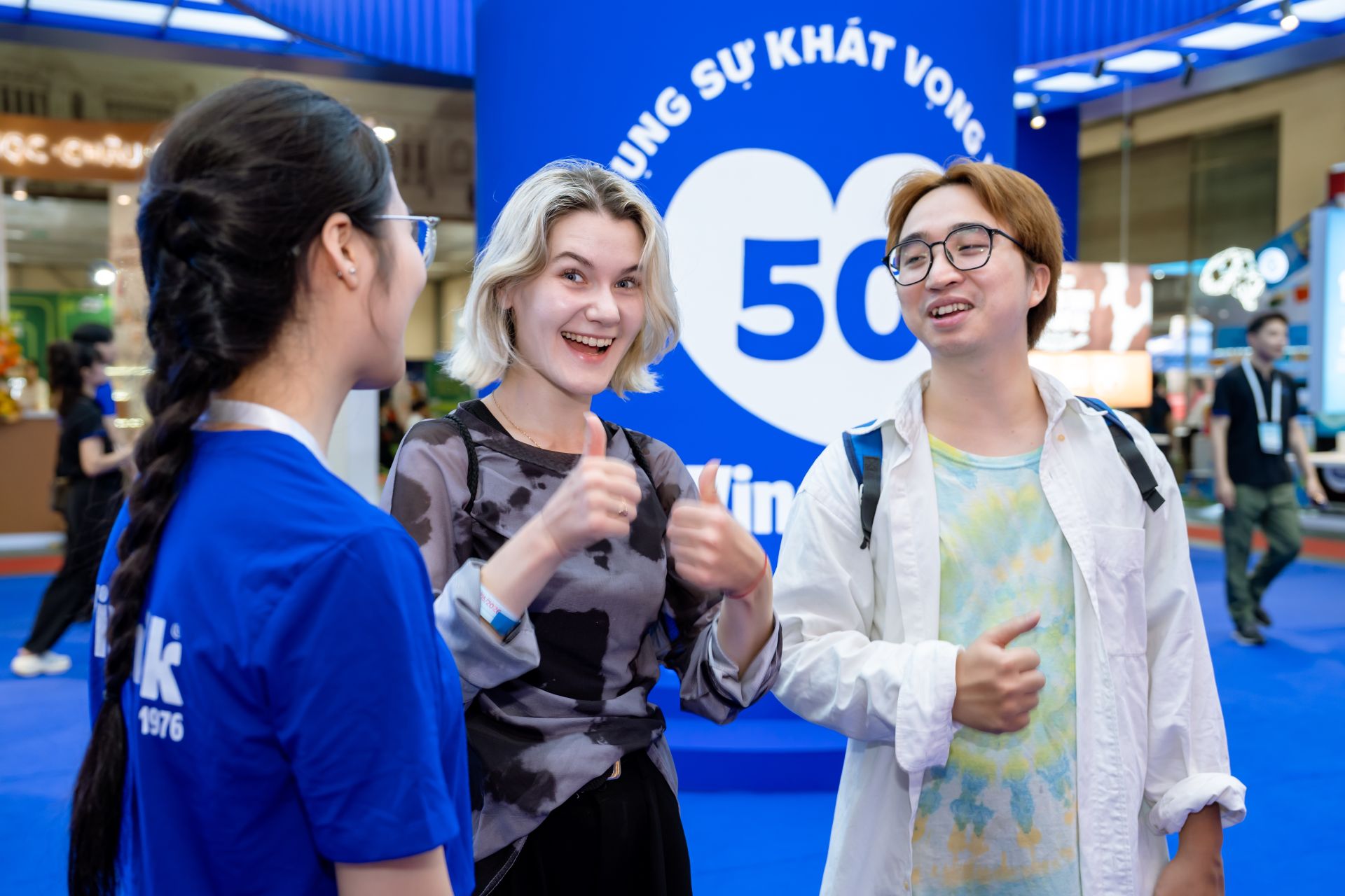  Anh Giang b&agrave;y tỏ sự ấn tượng khi tham quan gian h&agrave;ng Vinamilk tại chuỗi triển l&atilde;m chuy&ecirc;n ng&agrave;nh sữa 2026.