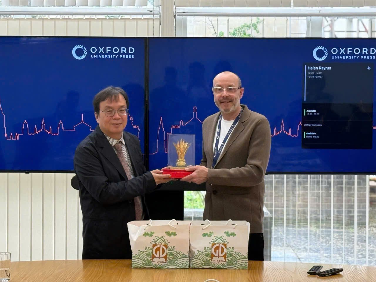 &Ocirc;ng Nguyễn Tiến Thanh - Tổng Gi&aacute;m đốc NXBGDVN trao tặng qu&agrave; lưu niệm cho &ocirc;ng Richard Grazier - Gi&aacute;m đốc Kinh doanh v&agrave; tiếp thị to&agrave;n cầu -  đại diện l&atilde;nh đạo NXB Đại học Oxford.