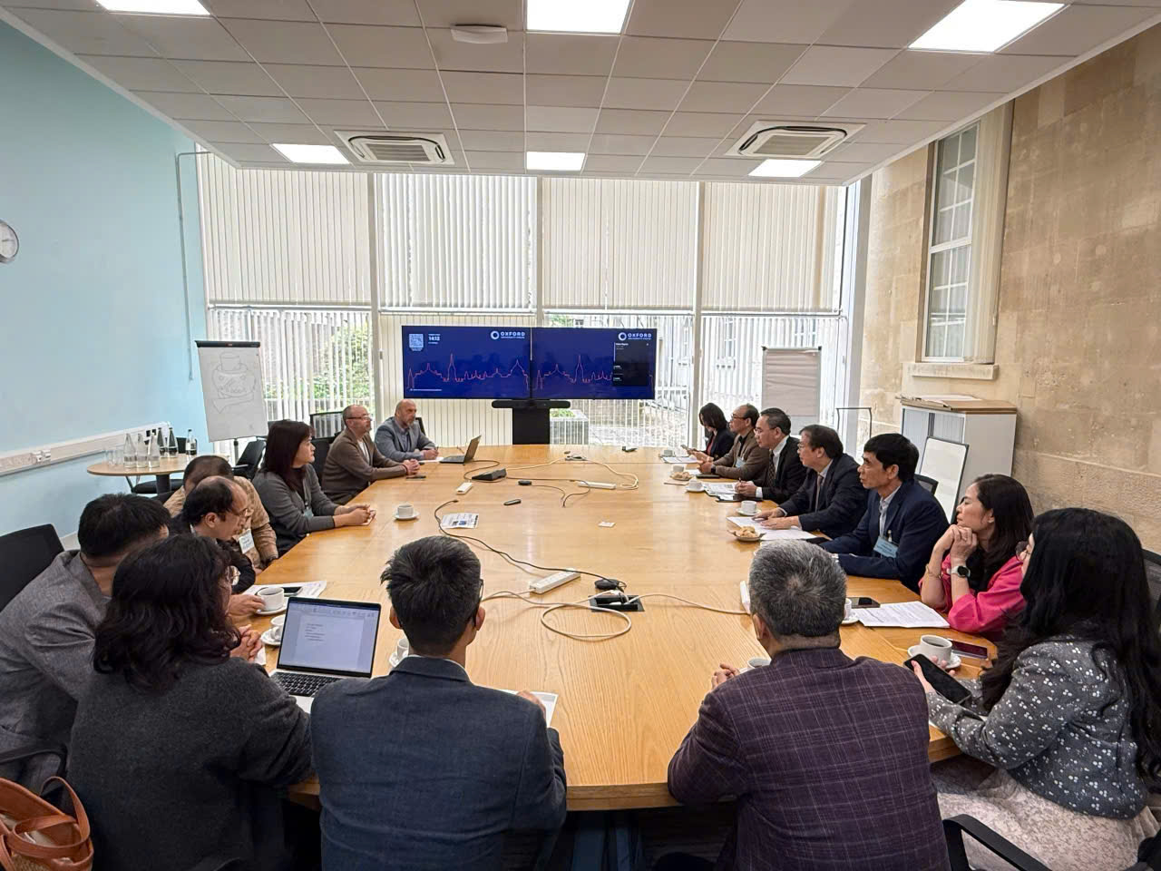 Quang cảnh buổi l&agrave;m việc tại NXB Đại học Oxford.