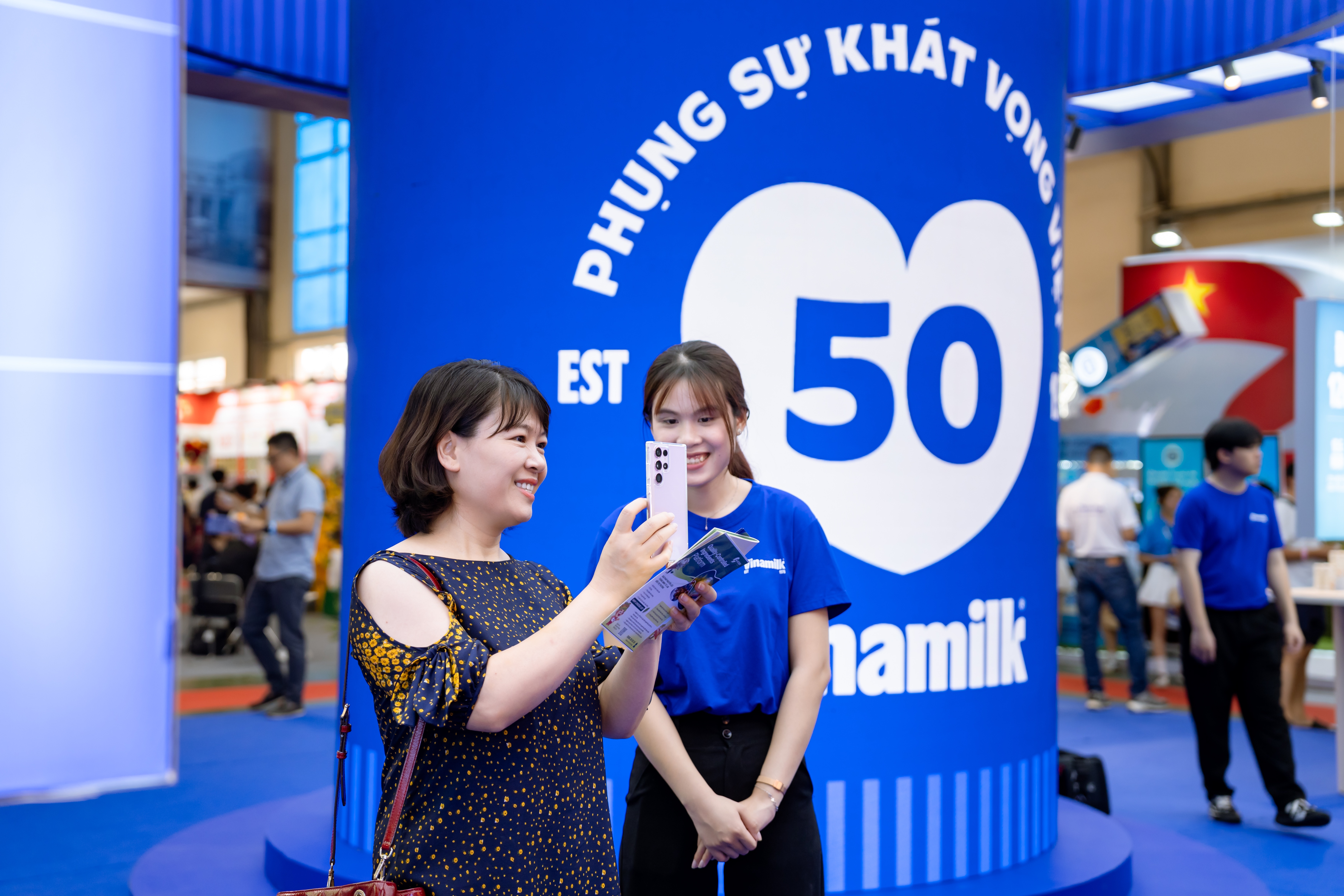 Kh&aacute;ch tham quan tương t&aacute;c tại khu vực &ldquo;tr&aacute;i tim phụng sự&rdquo; để kh&aacute;m ph&aacute; c&acirc;u chuyện 50 năm của Vinamilk.