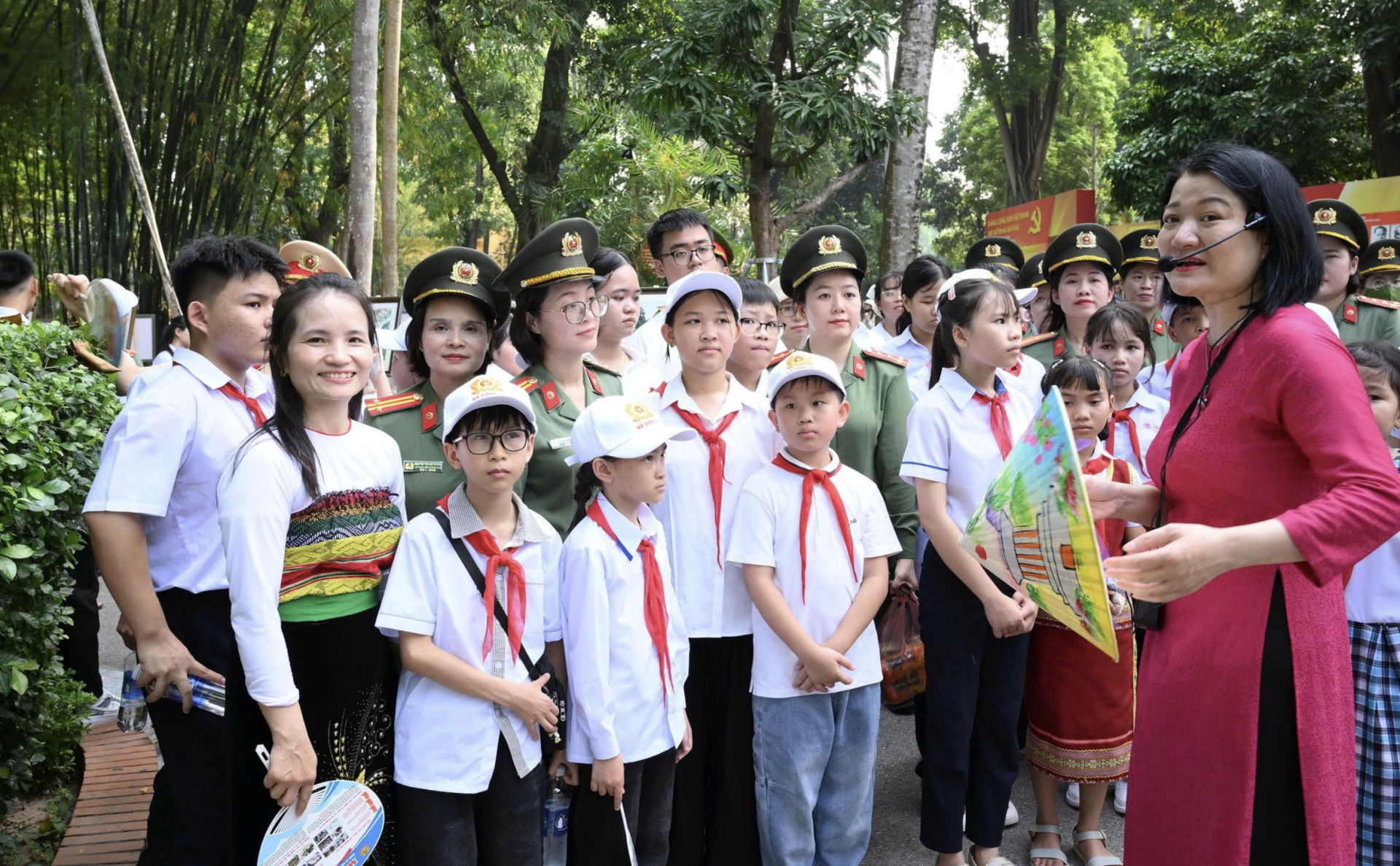 Sau lễ viếng, đo&agrave;n tham quan khu di t&iacute;ch Phủ Chủ tịch. Những c&acirc;u chuyện về nếp sống giản dị của B&aacute;c g&oacute;p phần bồi đắp trong c&aacute;c em &yacute; thức r&egrave;n luyện, sống c&oacute; tr&aacute;ch nhiệm với gia đ&igrave;nh v&agrave; cộng đồng.