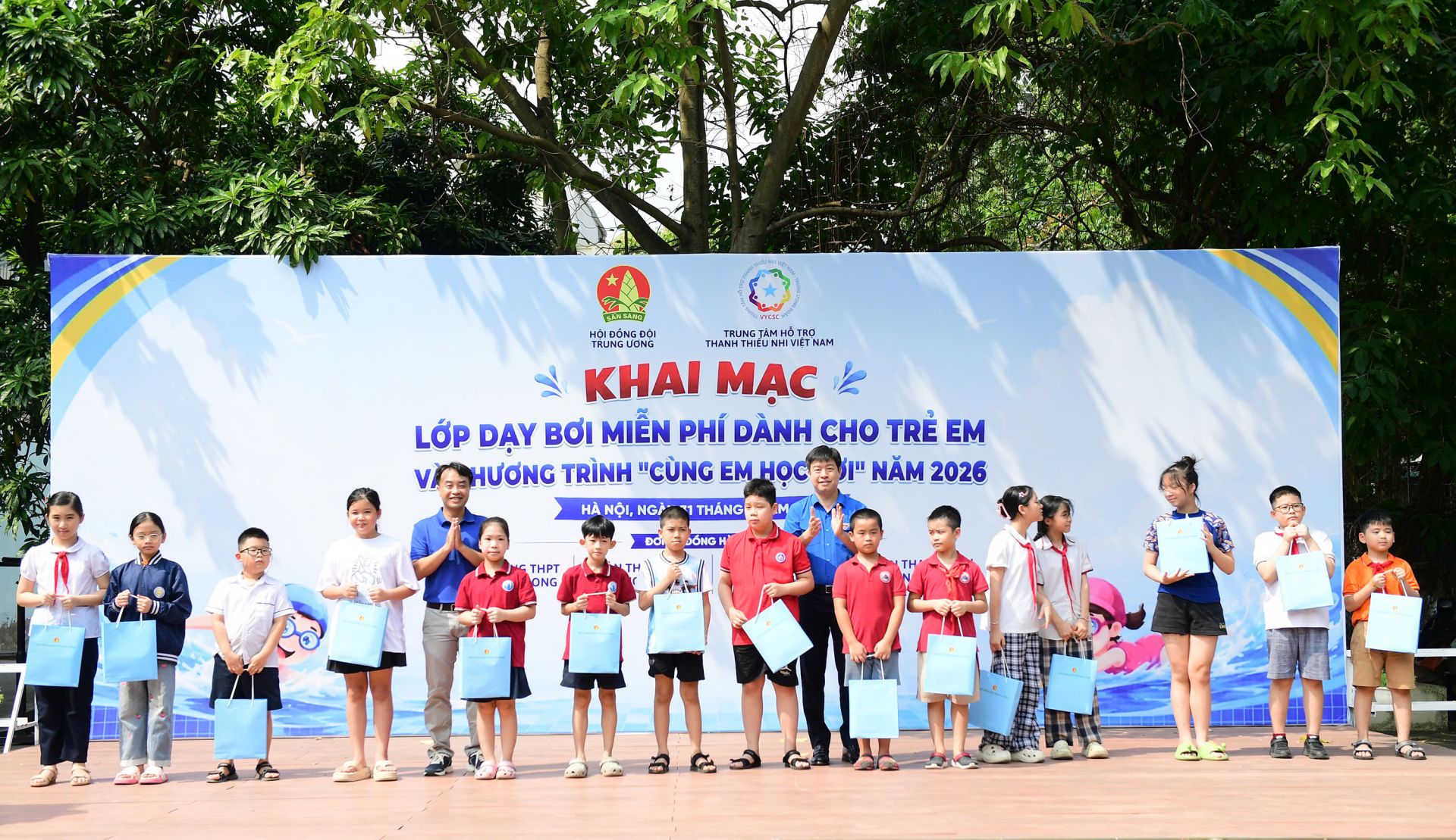 Ban Tổ chức trao qu&agrave; cho c&aacute;c bạn thiếu nhi tham gia lớp học bơi miễn ph&iacute;.