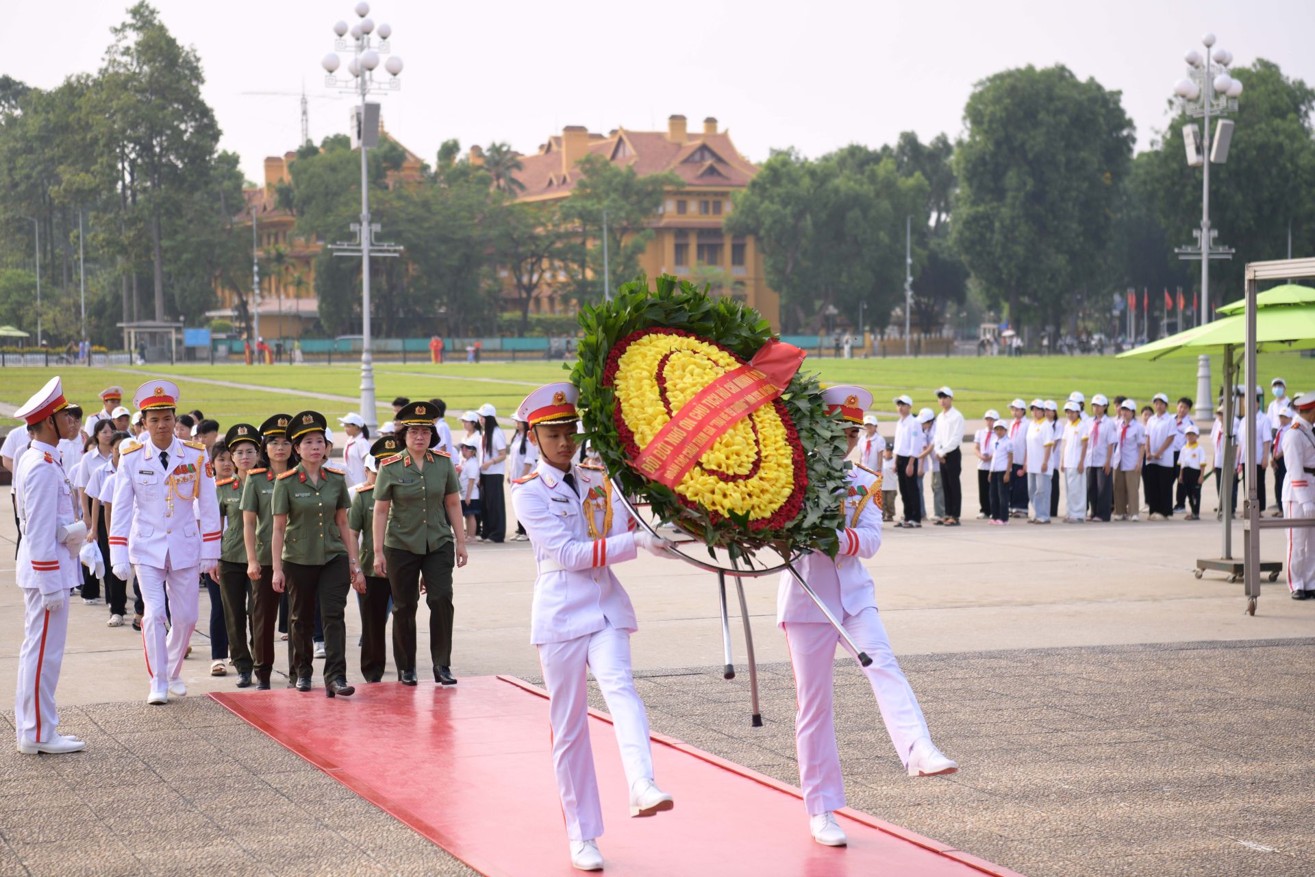 Đo&agrave;n đại biểu v&agrave; c&aacute;c bạn học sinh tham gia Chương tr&igrave;nh 
