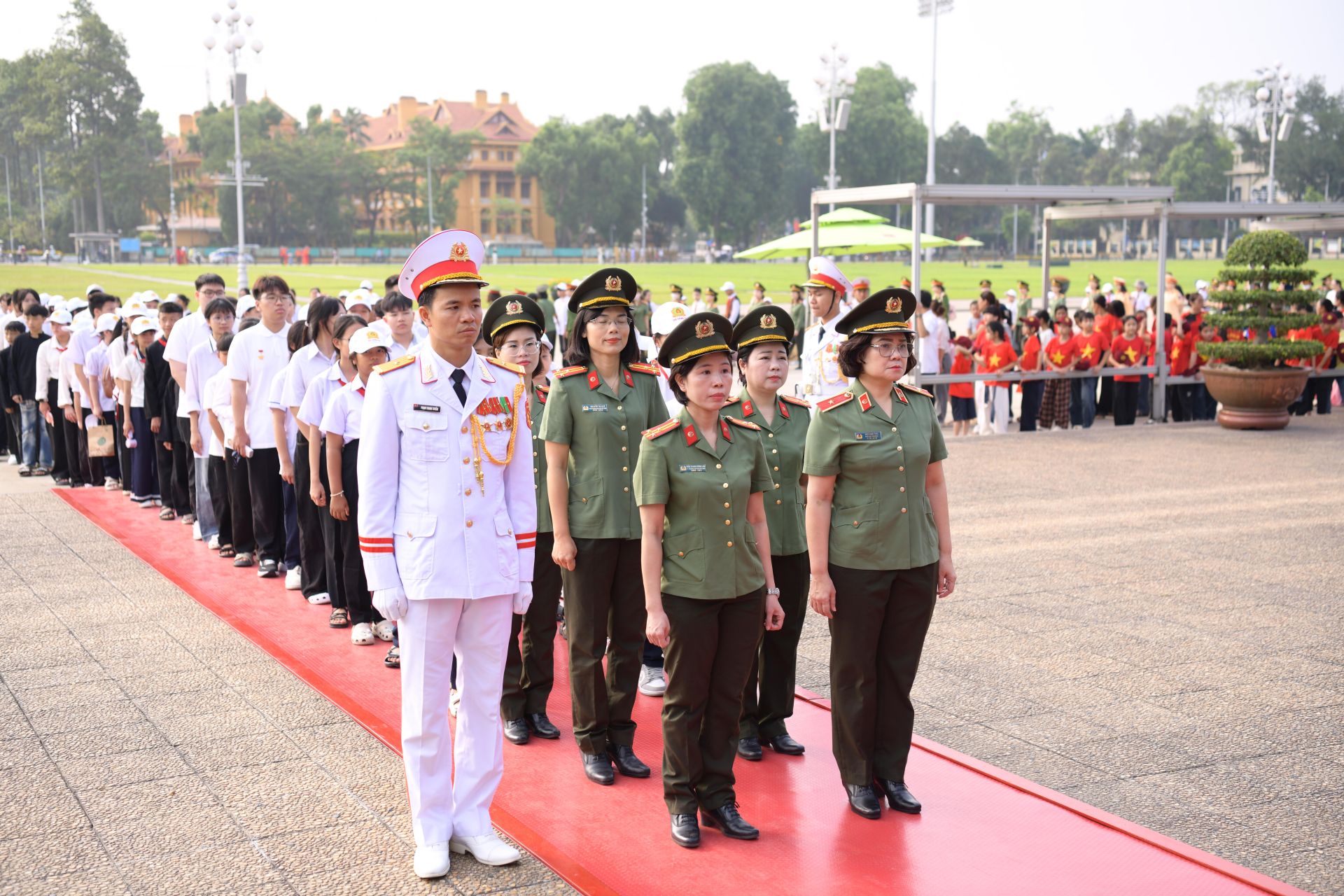 Thiếu tướng Ng&ocirc; Ho&agrave;i Thu (h&agrave;ng đầu, b&ecirc;n phải), Ph&oacute; Cục trưởng Cục C&ocirc;ng t&aacute;c ch&iacute;nh trị, Trưởng ban Phụ nữ C&ocirc;ng an nh&acirc;n d&acirc;n, Bộ C&ocirc;ng an, dẫn đầu Đo&agrave;n đại biểu tham dự chương tr&igrave;nh &ldquo;Trại h&egrave; Y&ecirc;u thương 2026&rdquo; v&agrave;o Lăng viếng Chủ tịch Hồ Ch&iacute; Minh.