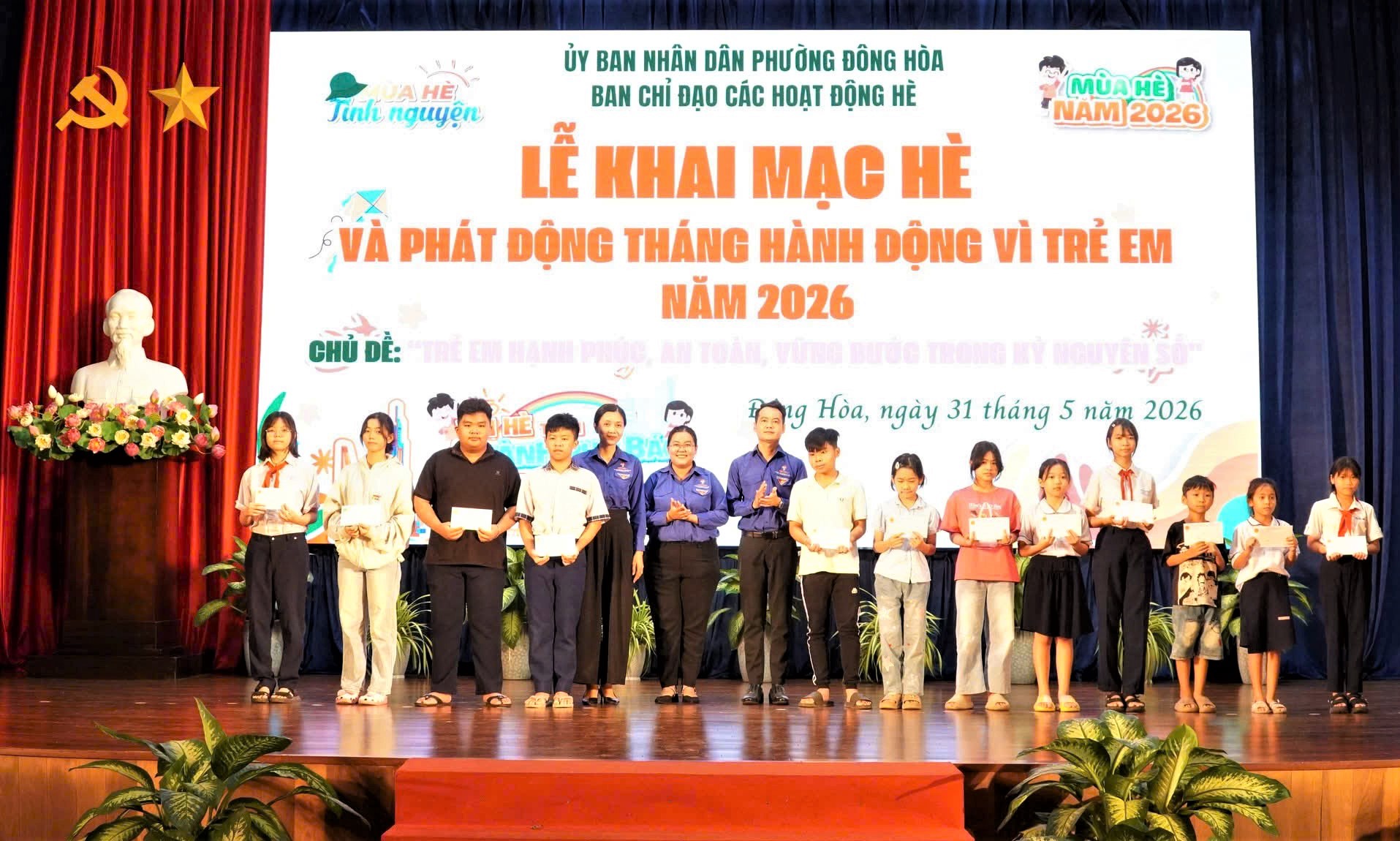 Ban T&ocirc;̉ chức trao học bổng cho những bạn nhỏ c&oacute; ho&agrave;n cảnh kh&oacute; khăn.