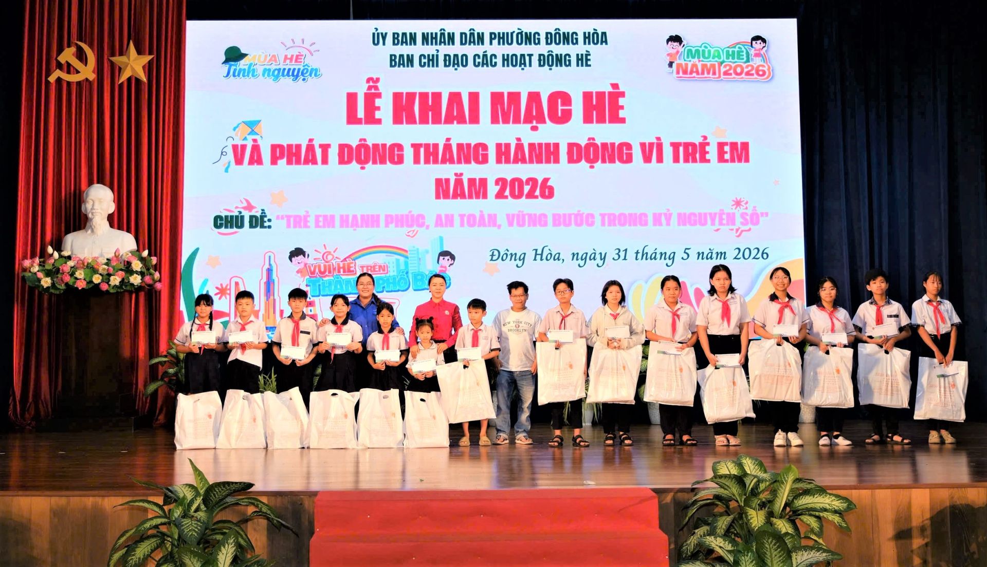 Những &ldquo;chiếc cặp ước mơ&rdquo; được Ban Tổ chức trao đến tay thiếu nhi tr&ecirc;n địa b&agrave;n phường.