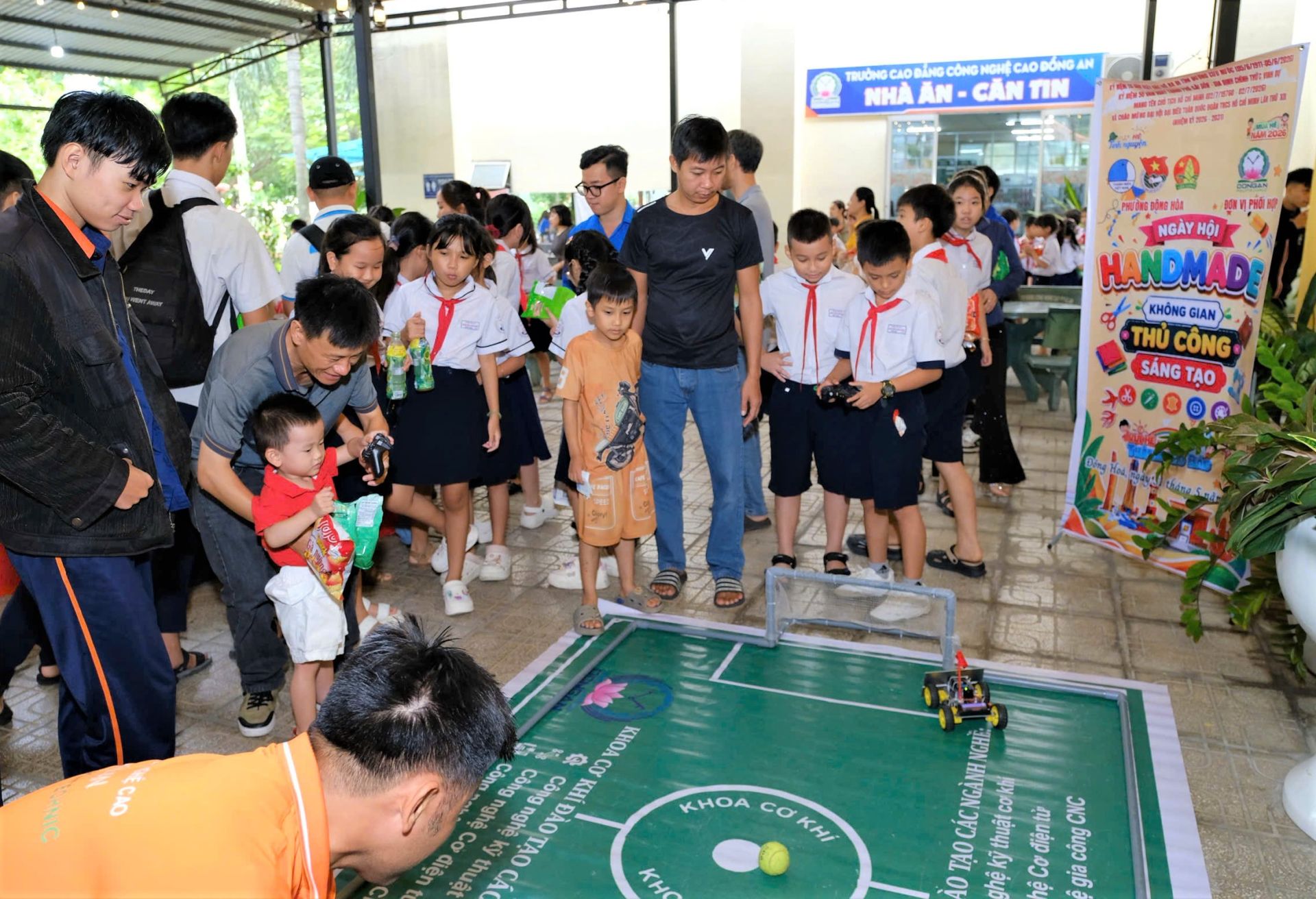Các bạn thi&ecirc;́u nhi vui trải nghiệm STEM.