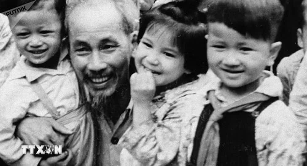 B&aacute;c Hồ v&agrave; c&aacute;c ch&aacute;u thiếu nhi Thủ đ&ocirc;, năm 1955. Ảnh: Tư liệu/TTXVN ph&aacute;t.