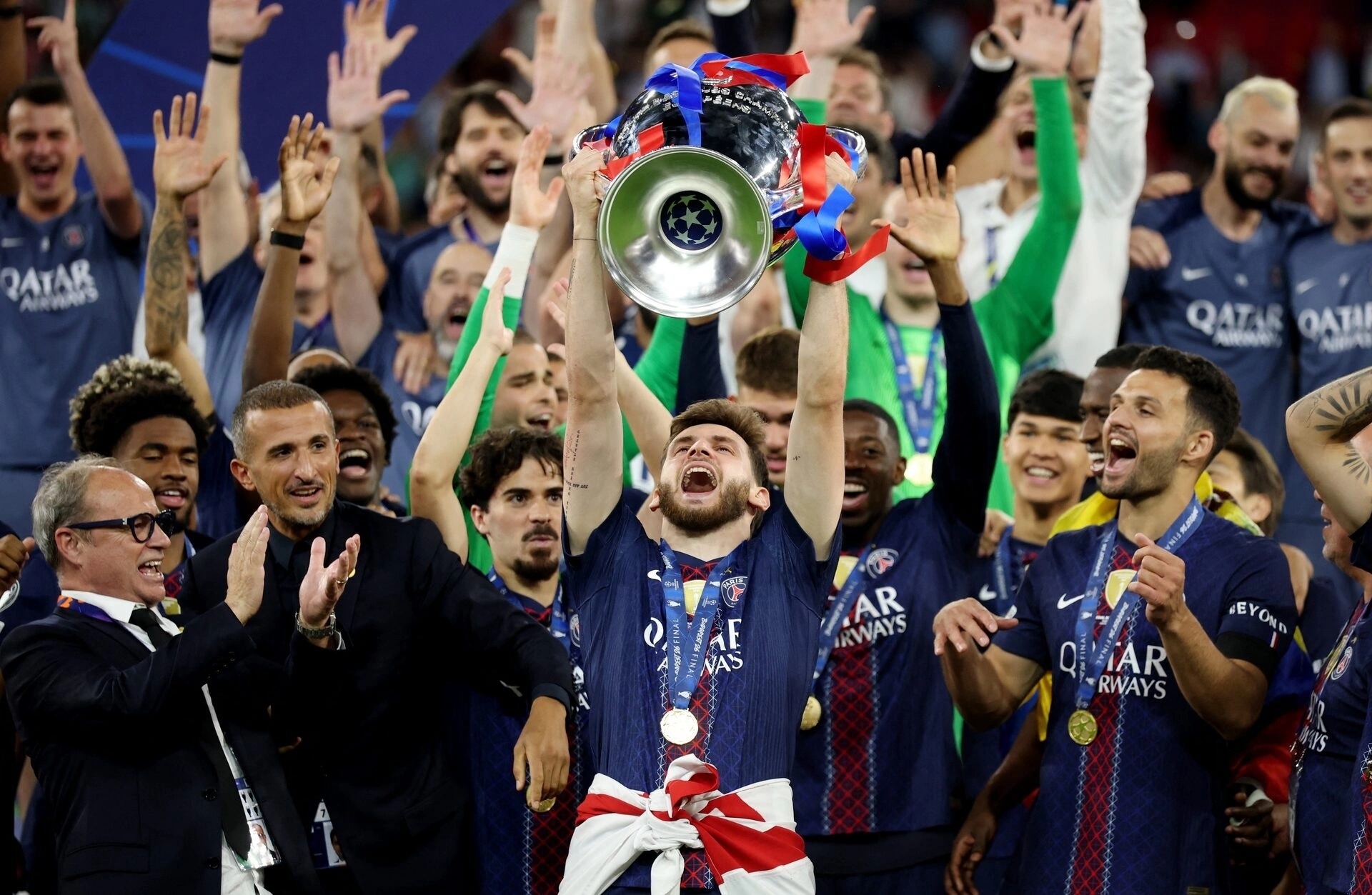 Khvicha Kvaratskhelia n&acirc;ng Cup ăn mừng sau trận chung kết Champions League.