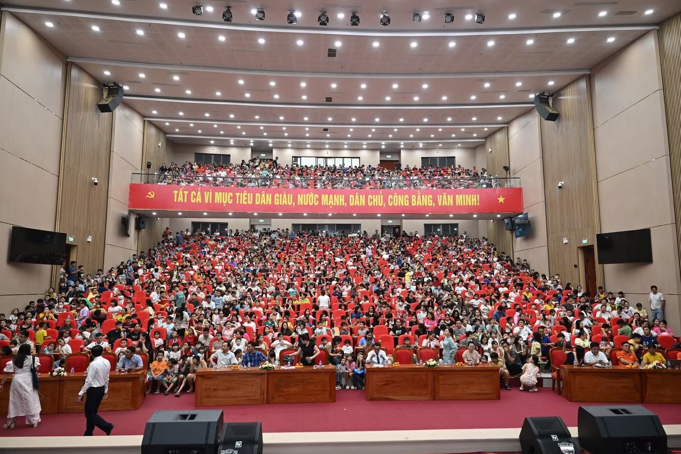 Đ&ocirc;ng đảo khán giả đã đ&ecirc;́n 