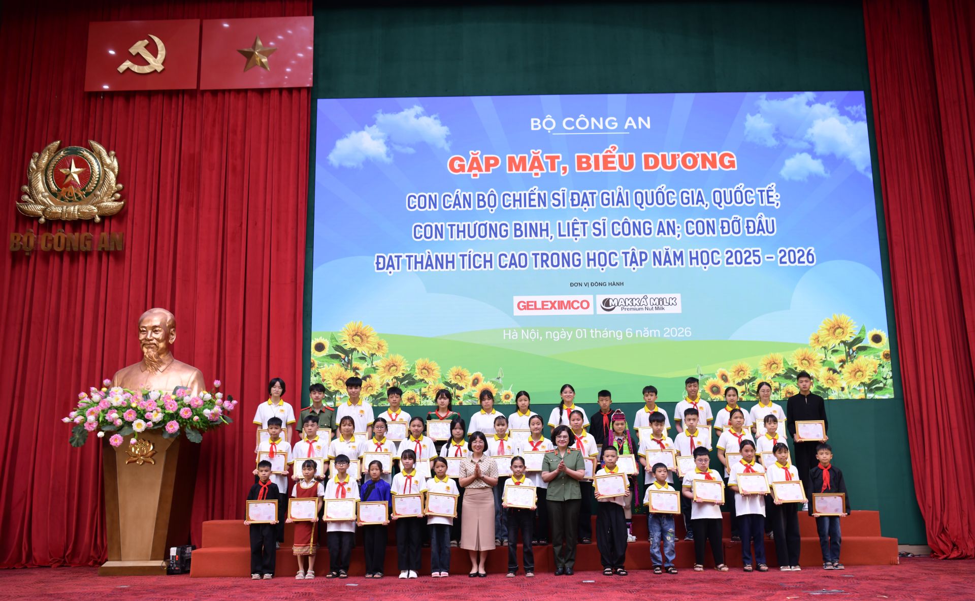 Thiếu tướng Ng&ocirc; Ho&agrave;i Thu v&agrave; đồng ch&iacute; Trần Thị B&iacute;ch Loan, Ph&oacute; Cục trưởng Cục B&agrave; Mẹ trẻ em Cục Y tế trao Thư khen biểu dương c&aacute;c con đỡ đầu của phụ nữ C&ocirc;ng an c&aacute;c cấp học giỏi.