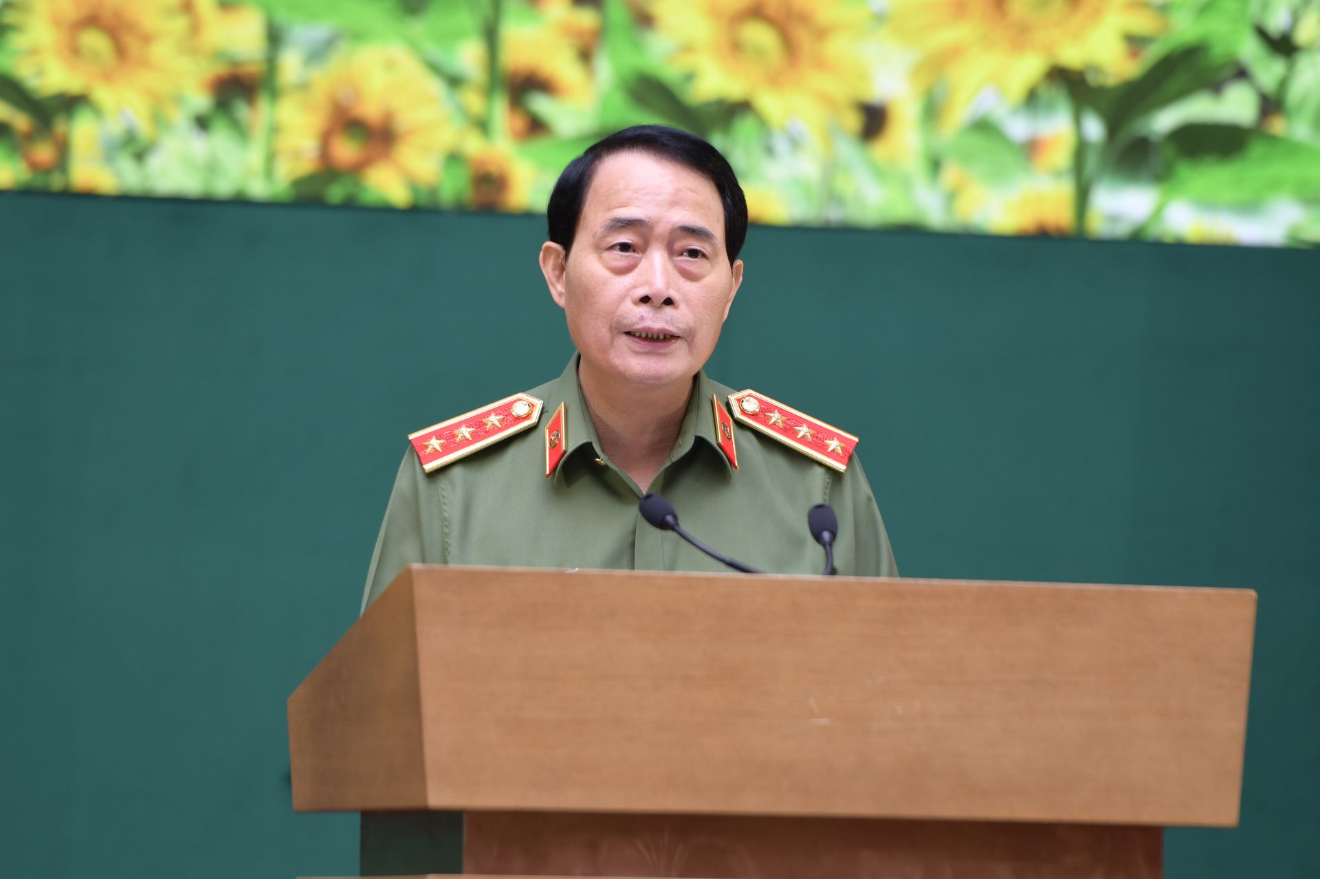 Thượng tướng L&ecirc; Quốc H&ugrave;ng ph&aacute;t biểu động vi&ecirc;n c&aacute;c em học sinh.