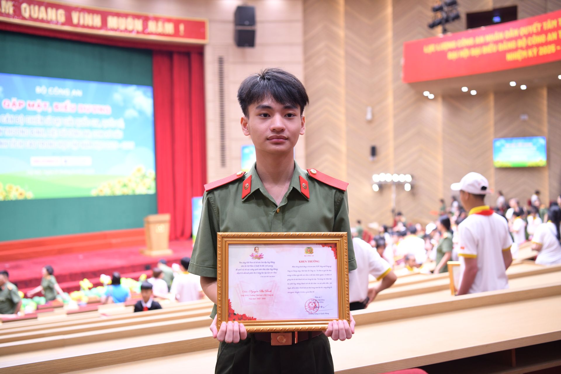 Em Nguyễn Ph&uacute; B&igrave;nh được tuy&ecirc;n dương tại chương tr&igrave;nh.