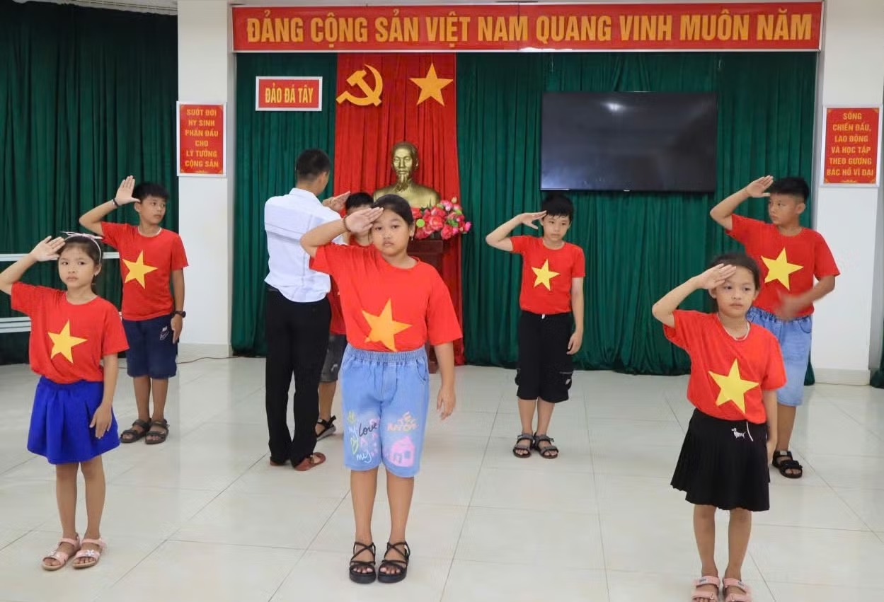C&aacute;c em thiếu nhi đảo Đ&aacute; T&acirc;y luyện tập văn nghệ chuẩn bị cho Tết thiếu nhi 1/6.
