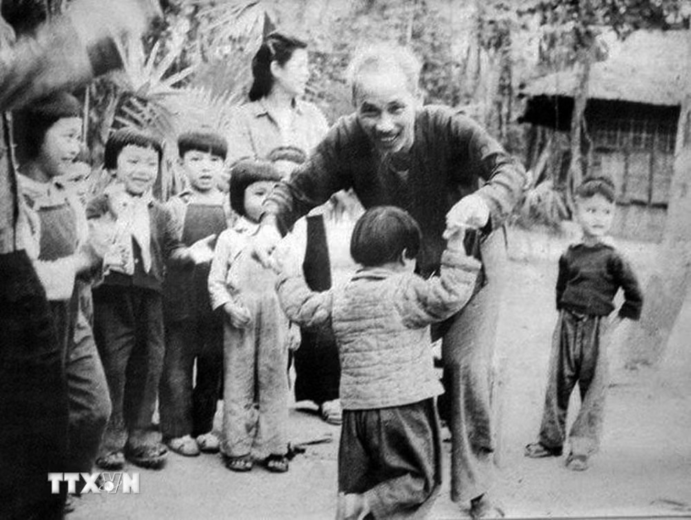 B&aacute;c Hồ vui Trung thu c&ugrave;ng thiếu nhi Trường Mẫu gi&aacute;o Trung ương Hội Li&ecirc;n hiệp Phụ nữ Việt Nam ở Việt Bắc, ng&agrave;y 15/9/1951. Ảnh: Tư liệu/TTXVN ph&aacute;t.